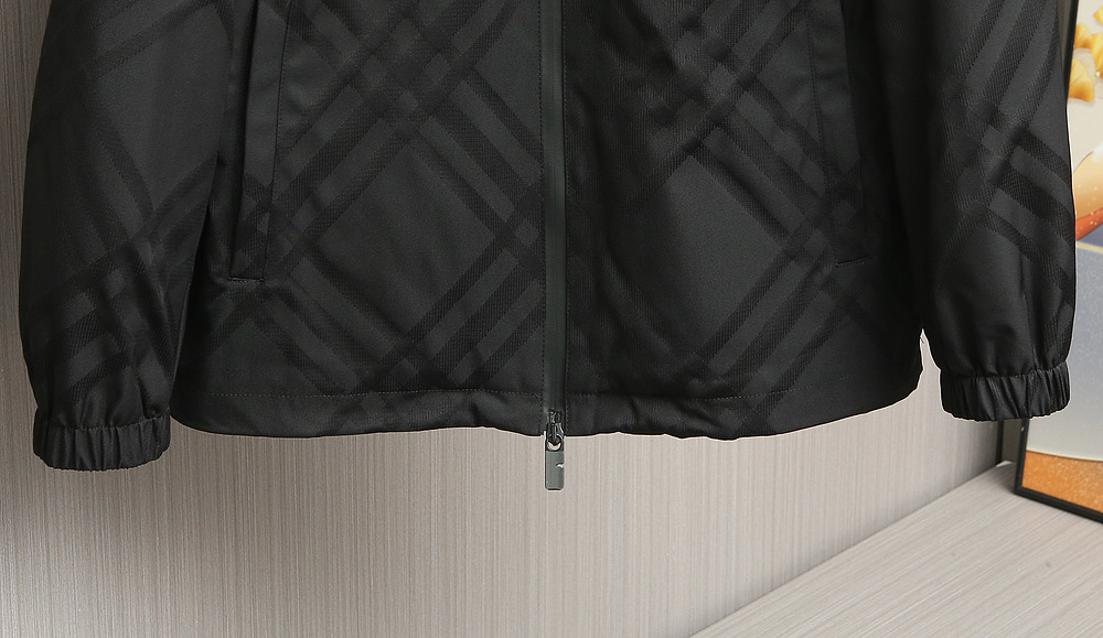 BURBERRY25秋冬尼绒提花薄棉夹克。经典与时尚的完美碰撞！最新工艺尼绒提花斜纹高定材质，手感立体，