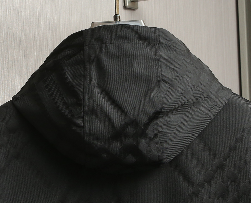 BURBERRY25秋冬尼绒提花薄棉夹克。经典与时尚的完美碰撞！最新工艺尼绒提花斜纹高定材质，手感立体，