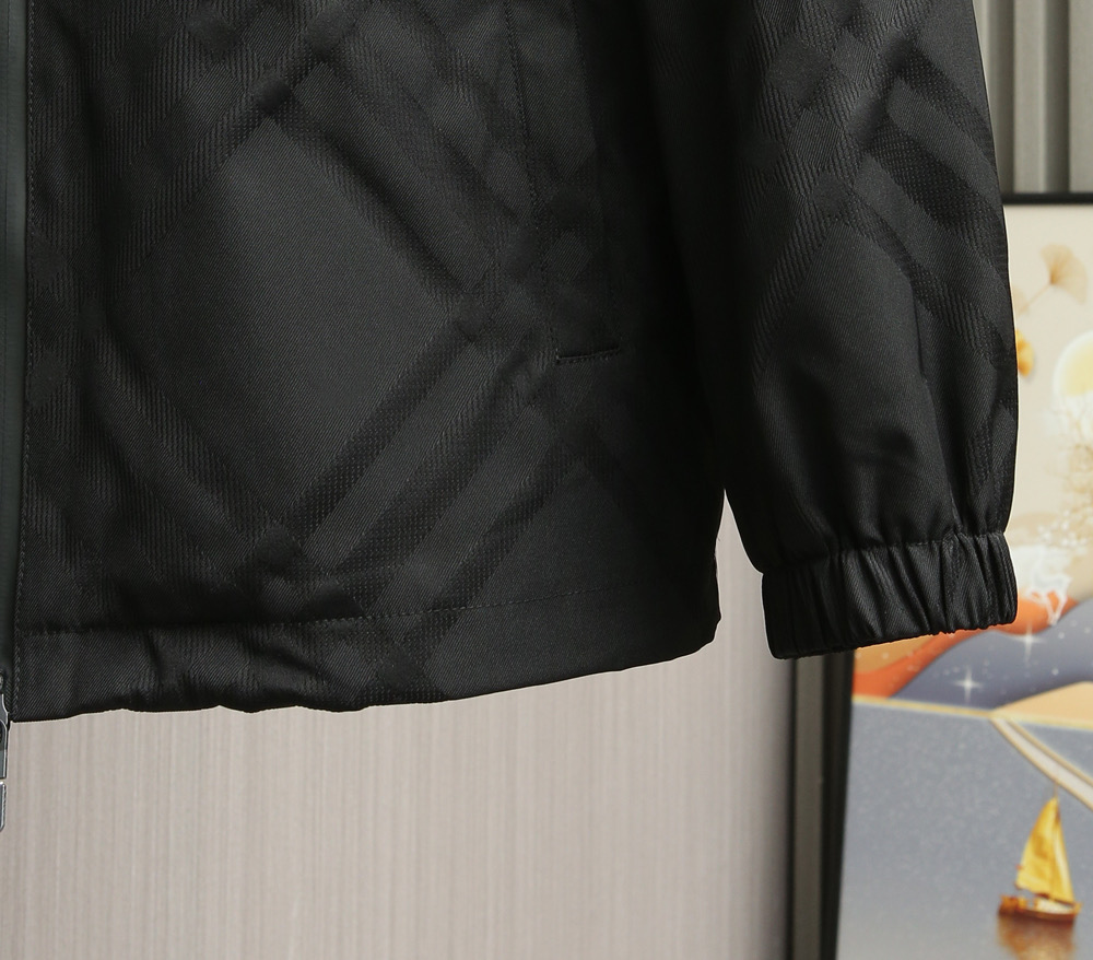 BURBERRY25秋冬尼绒提花薄棉夹克。经典与时尚的完美碰撞！最新工艺尼绒提花斜纹高定材质，手感立体，