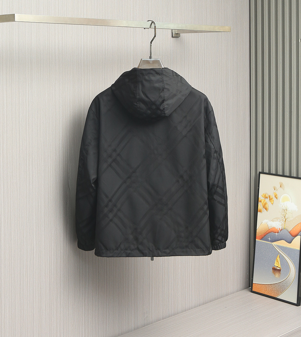 BURBERRY25秋冬尼绒提花薄棉夹克。经典与时尚的完美碰撞！最新工艺尼绒提花斜纹高定材质，手感立体，