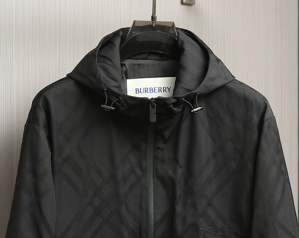 BURBERRY25秋冬尼绒提花薄棉夹克。经典与时尚的完美碰撞！最新工艺尼绒提花斜纹高定材质，手感立体，