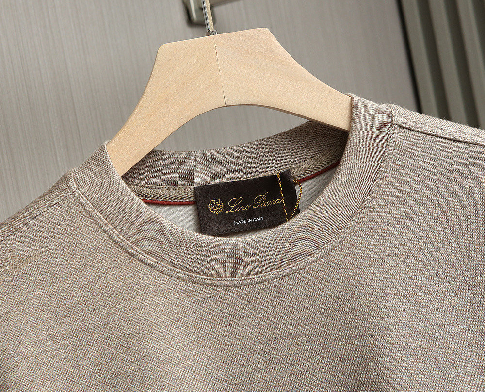 新款上架啦！🌹🌹🌹Loro Piana25秋冬款长袖打底衫 Loro Piana这款打底衫采用的款式基础