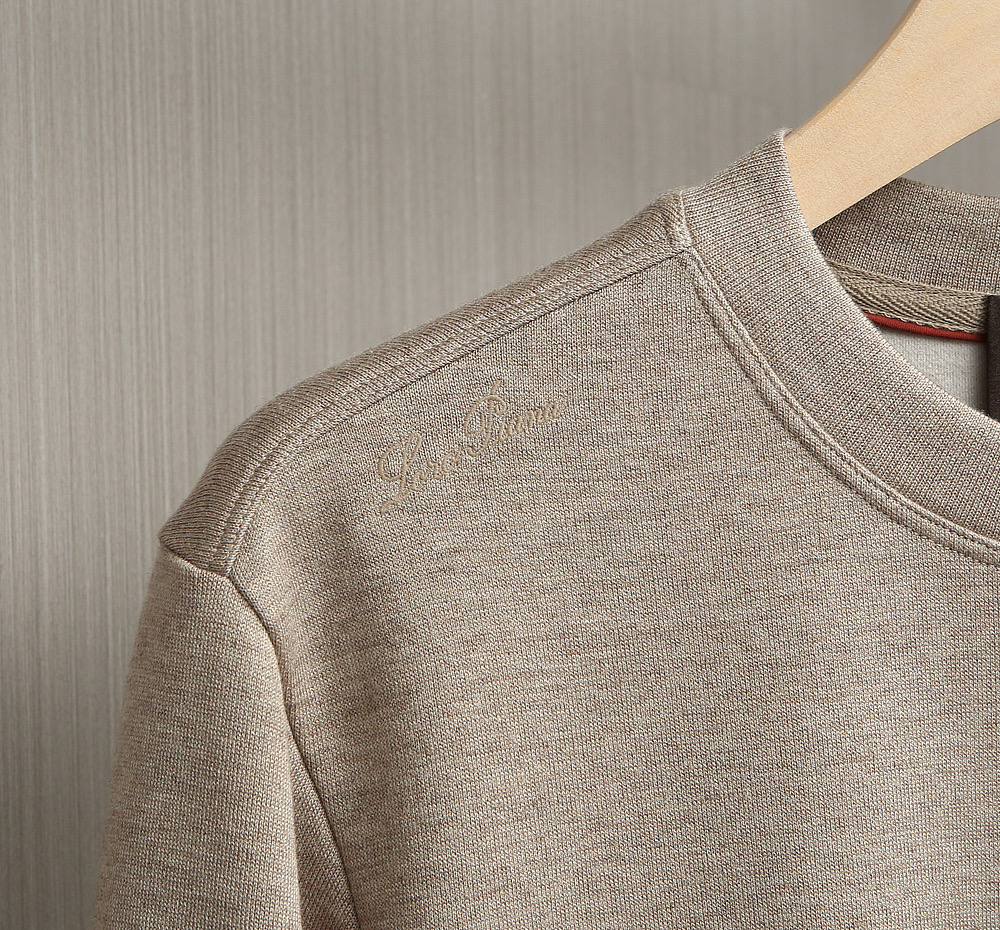 新款上架啦！🌹🌹🌹Loro Piana25秋冬款长袖打底衫 Loro Piana这款打底衫采用的款式基础