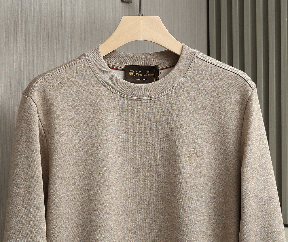 新款上架啦！🌹🌹🌹Loro Piana25秋冬款长袖打底衫 Loro Piana这款打底衫采用的款式基础