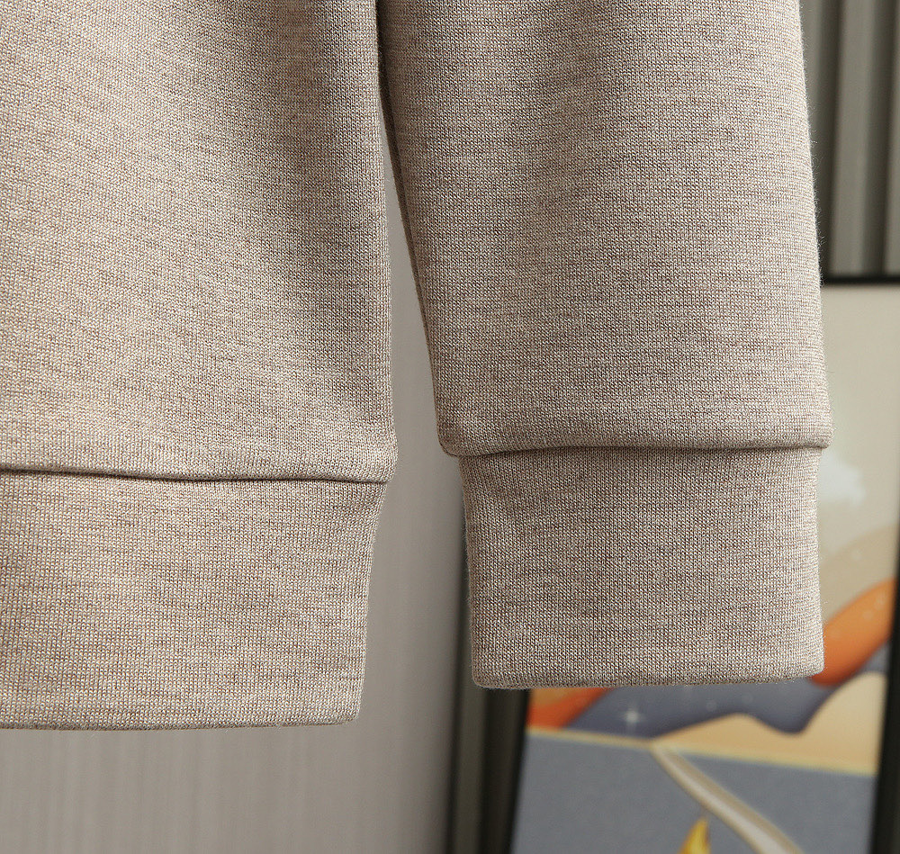 新款上架啦！🌹🌹🌹Loro Piana25秋冬款长袖打底衫 Loro Piana这款打底衫采用的款式基础