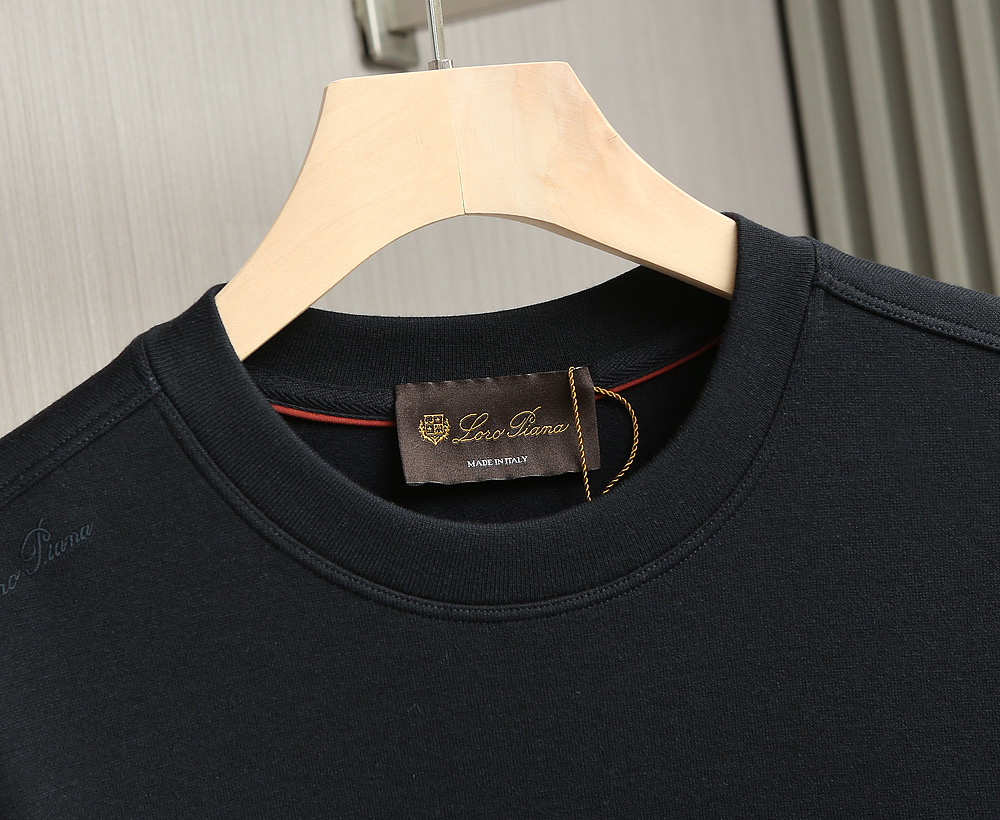 新款上架啦！🌹🌹🌹Loro Piana25秋冬款长袖打底衫 Loro Piana这款打底衫采用的款式基础