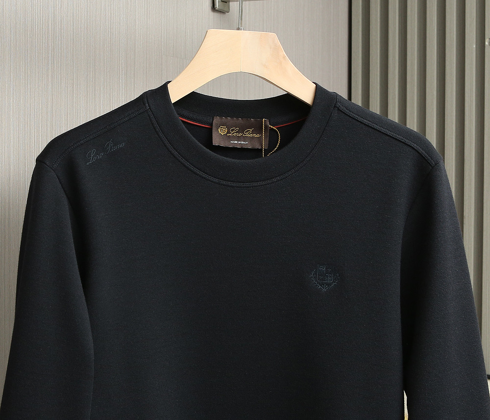 新款上架啦！🌹🌹🌹Loro Piana25秋冬款长袖打底衫 Loro Piana这款打底衫采用的款式基础