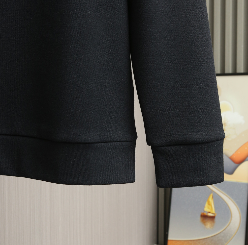 新款上架啦！🌹🌹🌹Loro Piana25秋冬款长袖打底衫 Loro Piana这款打底衫采用的款式基础