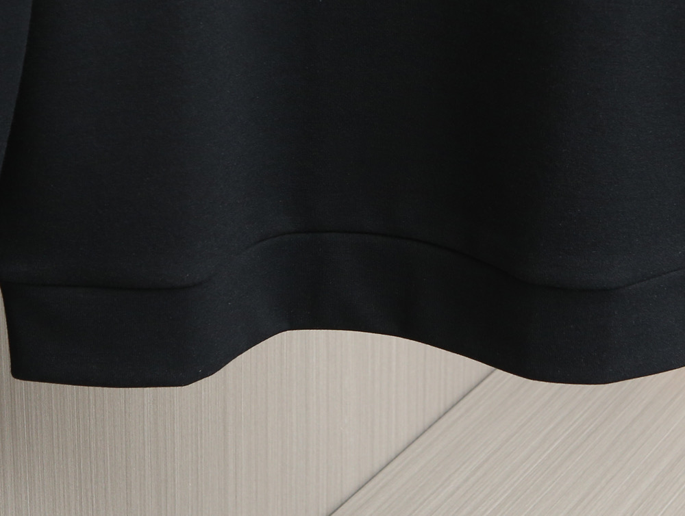 新款上架啦！🌹🌹🌹Loro Piana25秋冬款长袖打底衫 Loro Piana这款打底衫采用的款式基础