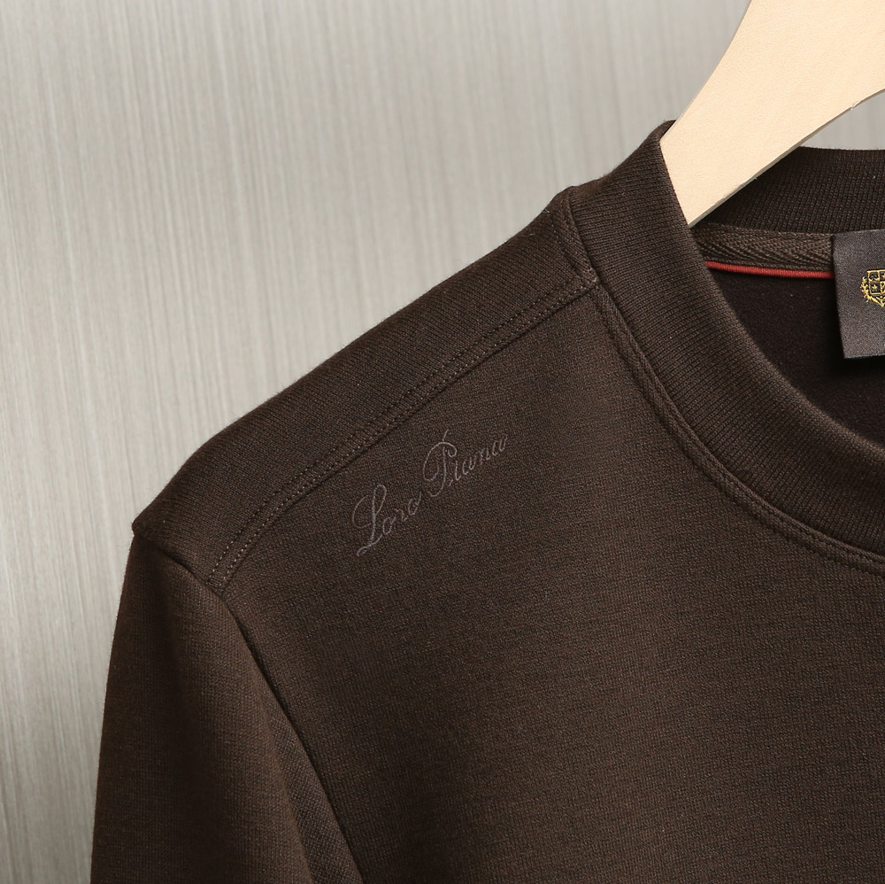 新款上架啦！🌹🌹🌹Loro Piana25秋冬款长袖打底衫 Loro Piana这款打底衫采用的款式基础