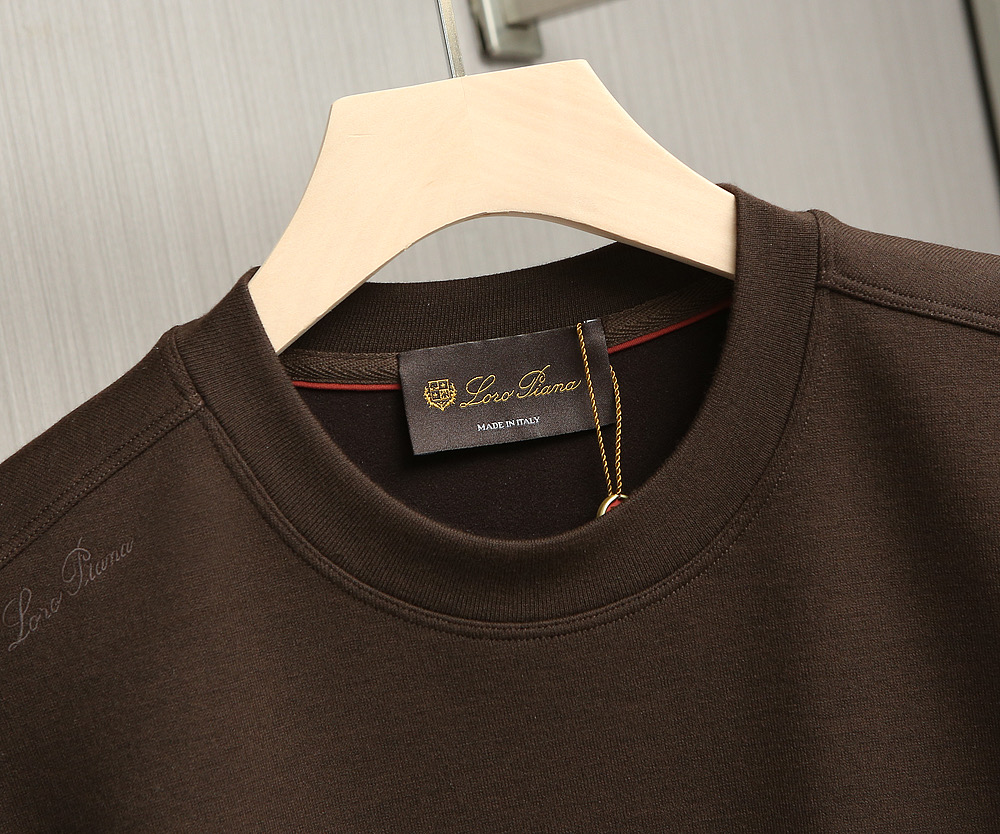 新款上架啦！🌹🌹🌹Loro Piana25秋冬款长袖打底衫 Loro Piana这款打底衫采用的款式基础