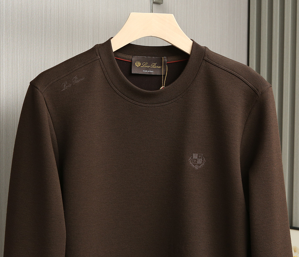 新款上架啦！🌹🌹🌹Loro Piana25秋冬款长袖打底衫 Loro Piana这款打底衫采用的款式基础