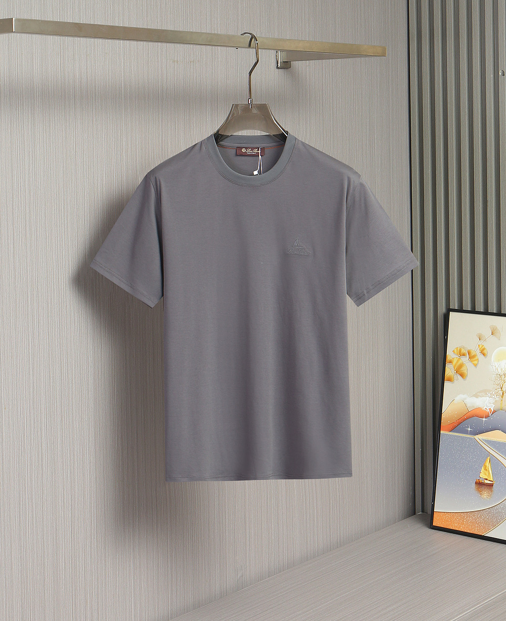 NO:837908,New model is on the shelves!  LP sailboat embroidery new model is on the shelves. High-count, long-pile, high-density pure cotton fabrics are selected. The texture is soft and waxy, and the touch is warm and delicate. It has good breathability and moisture absorption and perspiration, suitable for all seasons, comfortable and stylish to wear. Selected high-quality combed cotton, the yarn is tight and flat  The fabric is smooth and not easy to pill. It feels soft and thick. Wash and shape it before cutting. It has a natural drape. It is moisture-absorbent and breathable. It will not deform after long-term wear. It is skin-friendly and non-irritating. Gray classic white and black are available in three colors. M-XXL, loro  piana,19860909新款上架啦！LP帆船刺绣新款上架.高支甄选长绒高密纯棉面料,质地软糯有分量,触感温润细腻.良好透气性与吸湿排汗性,四季皆宜,穿着舒适有型.精选优质精梳纯棉,纱线紧密平整,布面光洁不易起球.触感柔软厚实,前期先洗水定型再裁剪,垂感自然,吸湿透气,久穿不变形,亲肤无刺激.灰色经典白色,黑色三色现货发售.M-XXL,,loro piana,,Men's clothing