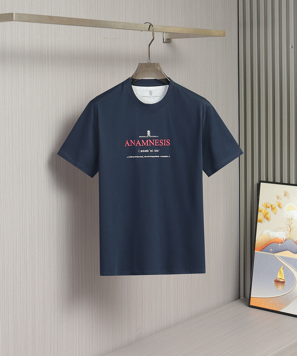 NO:837891,New model is on the shelves!  BC letter 3D three-dimensional printing new T is on the shelves. It is made of imported high-count, long-pile and high-density pure cotton fabric. The texture is soft and waxy, and the touch is warm and delicate. It has good breathability and moisture absorption and perspiration, suitable for all seasons, comfortable and stylish to wear. Selected high-quality  Made of combed pure cotton, the yarn is tight and flat, the surface is smooth and not easy to pill. It feels soft and thick. It is washed and shaped before cutting. It has a natural drape, is moisture-absorbent and breathable, and does not deform after long-term wear. It is skin-friendly and non-irritating. Classic white and dark blue. Available now!  M-XXL,,19860909新款上架啦！BC字母3D立体印花新款T上架.采用进口高支甄选长绒高密纯棉面料,质地软糯有分量,触感温润细腻.良好透气性与吸湿排汗性,四季皆宜,穿着舒适有型.精选优质精梳纯棉,纱线紧密平整,布面光洁不易起球.触感柔软厚实,前期先洗水定型再裁剪,垂感自然,吸湿透气,久穿不变形,亲肤无刺激.经典白色和深蓝.现货发售！M-XXL,,,Men's clothing