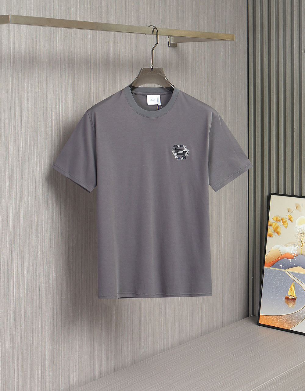 NO:837881,New model is on the shelves!  D's new letter embroidered new T is now on the shelves!  It is made of imported high-count, selected long-pile and high-density pure cotton fabric, with a soft and waxy texture and a warm and delicate touch. It has good breathability and moisture absorption and perspiration properties, suitable for all seasons, comfortable and stylish to wear. Selected high-quality combed cotton, the yarn is tight and flat, the cloth surface is smooth and not easy to pilling. It feels soft and thick, so wash it first.  Water-set and then cut, it has a natural drape, is moisture-absorbent and breathable, does not deform after long-term wear, is skin-friendly and non-irritating. The letter embroidery on the left chest and the peony ring embroidery are exquisite and fashionable, and the embroidery is outstanding. It perfectly shows the elegance and refined and capable style of men. Classic white, black and fashionable gray are available in three colors!  M-XXL,,dior,19860909新款上架啦！D家新款字母绣花新款T上架啦！采用进口高支甄选长绒高密纯棉面料,质地软糯有分量,触感温润细腻.良好透气性与吸湿排汗性,四季皆宜,穿着舒适有型.精选优质精梳纯棉,纱线紧密平整,布面光洁不易起球.触感柔软厚实,前期先洗水定型再裁剪,垂感自然,吸湿透气,久穿不变形,亲肤无刺激.左前胸字母绣花加牡丹环型绣花,精致时尚,绣工卓著.完美展现男士的优雅气质和精致干练之风范.经典白色,黑色,时尚灰色三色现货发售！M-XXL,,dior,,Men's clothing