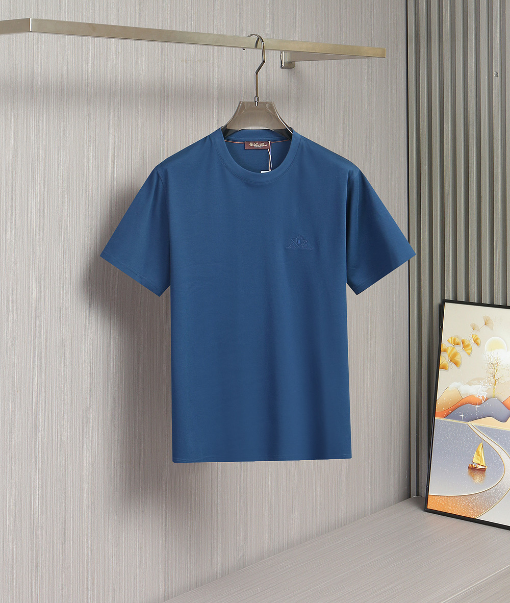NO:837876,New model is on the shelves!  The new T with LP letter embroidery is now available!  It is made of imported high-count, selected long-pile and high-density pure cotton fabric, with a soft and waxy texture and a warm and delicate touch. It has good breathability and moisture absorption and perspiration, suitable for all seasons, comfortable and stylish to wear. Selected high-quality combed cotton, the yarn is tight and smooth, and the cloth surface  It is smooth and not easy to pill. It feels soft and thick. It is washed and shaped before cutting. It has a natural drape, is moisture-absorbent and breathable, and does not deform after long-term wear. It is skin-friendly and non-irritating. The letter embroidered design pattern on the back of the left chest is simple and fashionable. A must-have item for men in summer!  Classic white, dark blue, bright blue three colors are available for sale. Available for sale now!  M-XXL,,loro piana,19860909新款上架啦！LP字母刺绣新款T上架啦！采用进口高支甄选长绒高密纯棉面料,质地软糯有分量,触感温润细腻.良好透气性与吸湿排汗性,四季皆宜,穿着舒适有型.精选优质精梳纯棉,纱线紧密平整,布面光洁不易起球.触感柔软厚实,前期先洗水定型再裁剪,垂感自然,吸湿透气,久穿不变形,亲肤无刺激.左前胸后字母绣花设计图案,简洁时尚.夏季男士必备单品！经典白色,深蓝,亮蓝色三色现货发售.现货发售！M-XXL,,loro piana,,Men's clothing
