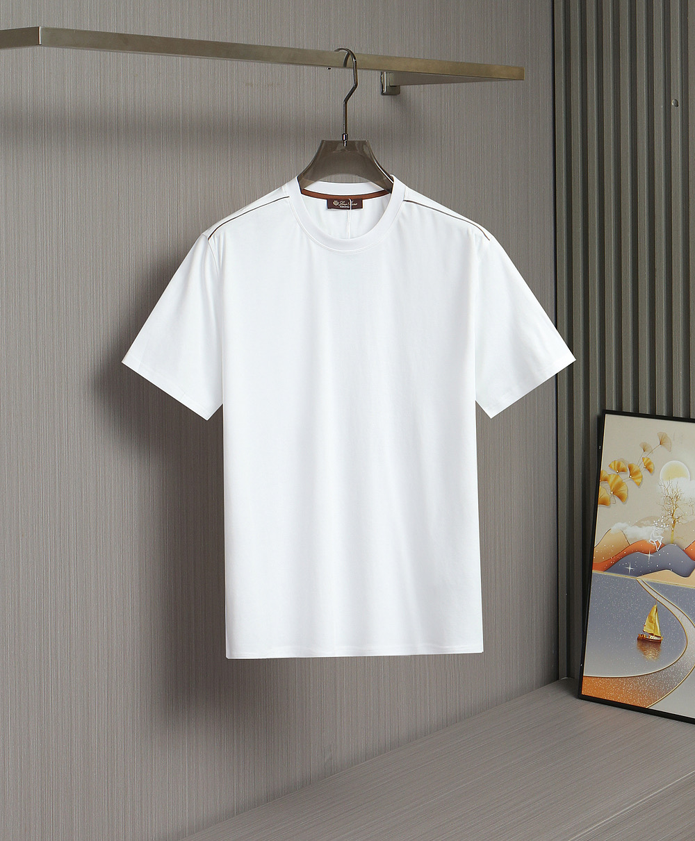 NO:837868,New model is on the shelves!  LP shoulder stitching stitching embroidered back fashionable new T T is now available!  It is made of imported high-count, selected long-pile and high-density pure cotton fabric, with soft and waxy texture, warm and delicate touch. It has good breathability and moisture absorption and perspiration, suitable for all seasons, comfortable and stylish to wear. Selected high-quality combed cotton, the yarn is tight and flat, the cloth surface is smooth and not easy to pilling. It feels soft and thick, and needs to be washed and shaped in advance.  Re-cut, with natural drape, moisture absorption and breathability, and long-term wear without deformation. The red line stitching on the shoulders is a fashionable feature, and the advanced and outstanding design style perfectly interprets the low-key luxury and fashion charm of summer. The brand letter logo on the back turtle back is embroidered in the same color and is exquisite and fashionable. The whole dress is trendy and fashionable yet low-key and restrained!  A must-have for men in summer. Classic white and dark blue. M-XXL,,loro piana,19860909新款上架啦！LP肩部拼接线头后背绣花时尚新款T上架啦！采用进口高支甄选长绒高密纯棉面料,质地软糯有分量,触感温润细腻.良好透气性与吸湿排汗性,四季皆宜,穿着舒适有型.精选优质精梳纯棉,纱线紧密平整,布面光洁不易起球.触感柔软厚实,前期先洗水定型再裁剪,垂感自然,吸湿透气,久穿不变形,肩部红线拼接时尚特色,超前卓著的设计风格,完美诠释夏季低调奢华与时尚魅力.后备龟背处品牌字母logo同色系绣花精致时尚.整件衣服即潮流时髦有低调内敛！夏季男士必备款.经典白色和深蓝.M-XXL,,loro piana,,Men's clothing