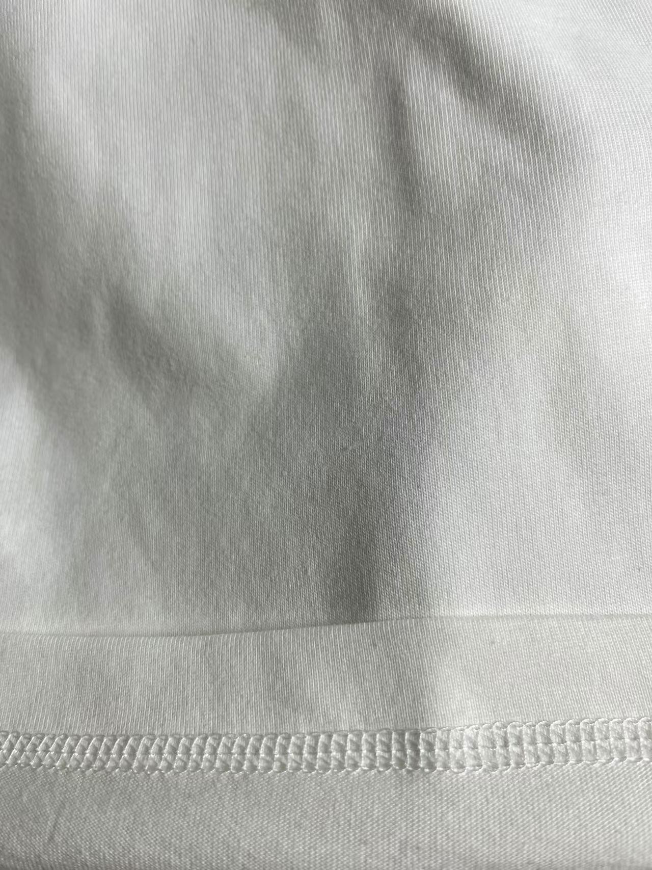 【顶级天花板 区别市面垃圾货】代工厂跟单出品🔥绝对顶级版本🔥不要被外面同文案 盗图党混发低价格拿高奢图迷惑。收到一对比品质就知道差距在哪里啦,不吹虚 认准终端不保证我的品都是最便宜的,但绝对保证对得起兄弟们每分血汗钱! 新款上新p165
BURBERRY 战马骑士印花短袖
工艺说明:选用平织棉质面料打造。装饰新季马术骑士徽标(EKD)印花,呈现常规版型。整体走线平直细腻 面料舒适柔软 颜色一致无色差能与同款搭配营造时尚造型,驾驭各种场合,定制辅料,三标齐全,男女同款!
颜色:白色/绿色
Size: S/M/L/XL