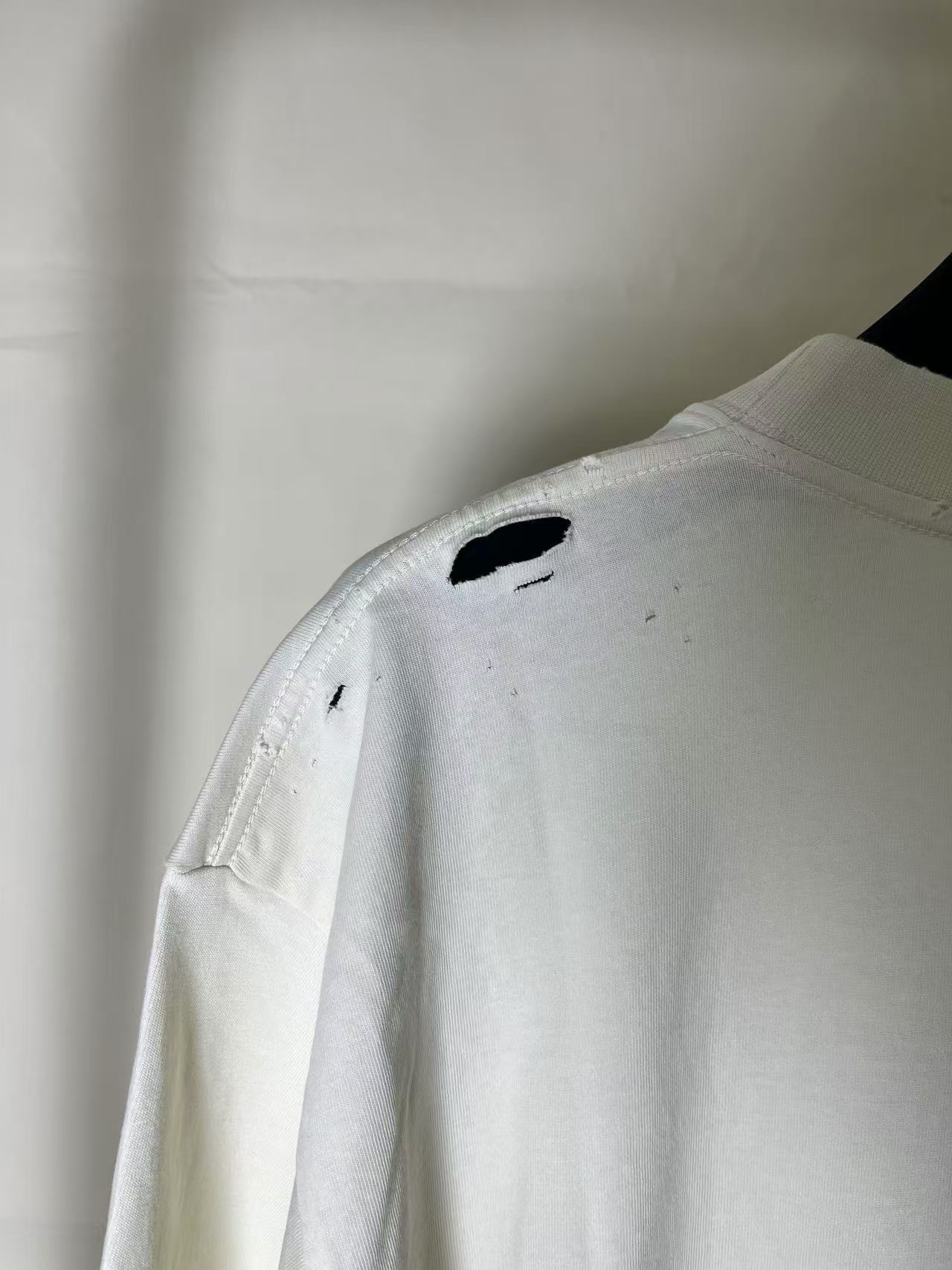 【顶级天花板 区别市面垃圾货】代工厂跟单出品🔥绝对顶级版本🔥不要被外面同文案 盗图党混发低价格拿高奢图迷惑。收到一对比品质就知道差距在哪里啦,不吹虚 认准终端不保证我的品都是最便宜的,但绝对保证对得起兄弟们每分血汗钱! p180
高版本巴黎世家 Balenciaga 新款胸前字母涂鸦发泡印花短袖
椭圆机进口绒面发泡浆工艺 厚感度十足 还原正品印花厚度 不单单是胸前绒面印花 侧面看印花可以看出绒面感 整体印花无牙边 成衣炒盐再加成衣喷白 成衣磨破 割破 该有的都有还原细节 螺纹袖口 下摆 印花重叠对位卡得非常有技巧32s240g双纱精梳棉布料 大货三标齐+码数贴+带Logo防尘纸
颜色:黑色、粉色、米白
尺码:S-L
