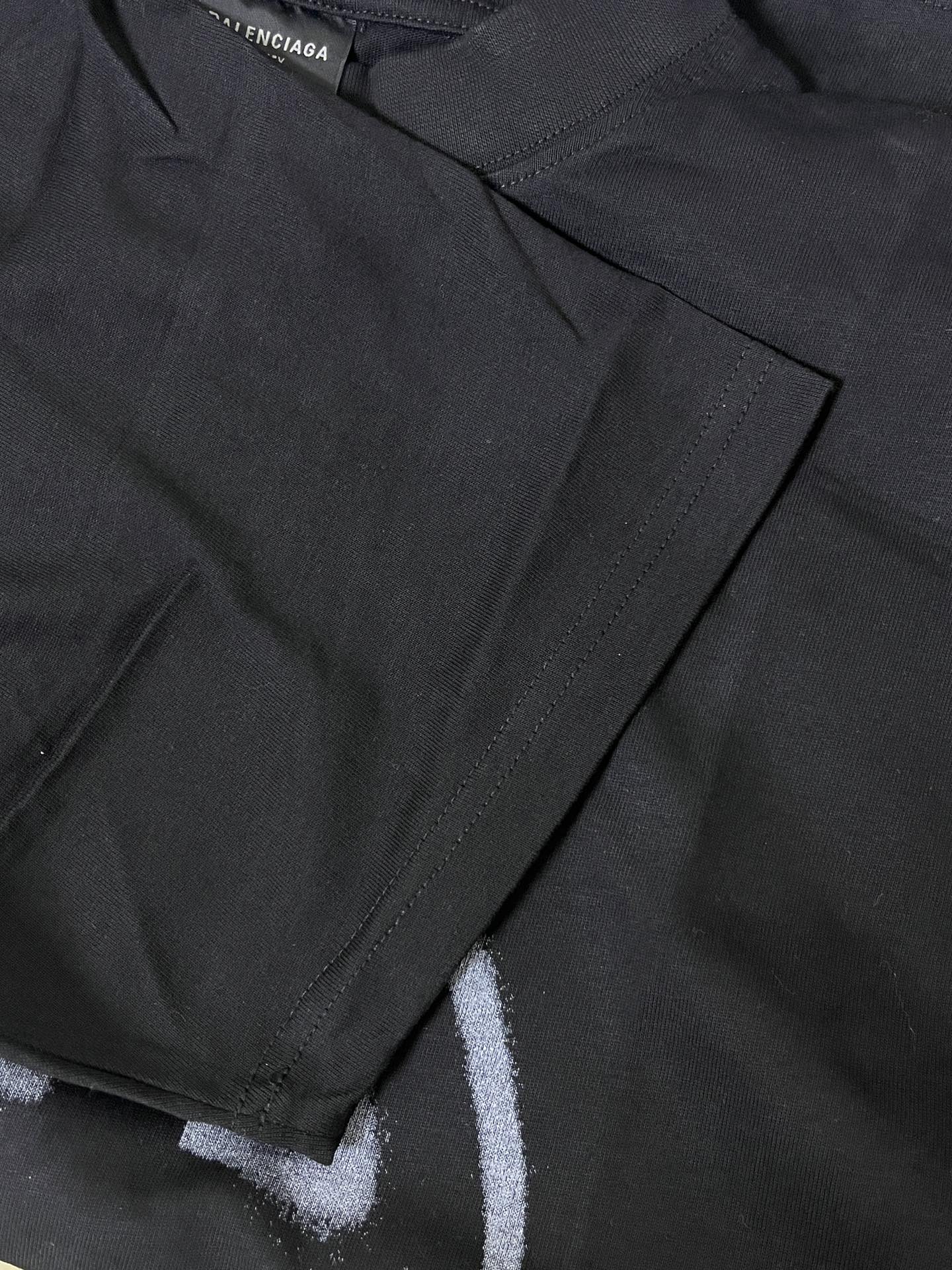【顶级天花板 区别市面垃圾货】代工厂跟单出品🔥绝对顶级版本🔥不要被外面同文案 盗图党混发低价格拿高奢图迷惑。收到一对比品质就知道差距在哪里啦,不吹虚 认准终端不保证我的品都是最便宜的,但绝对保证对得起兄弟们每分血汗钱! 上新 P190
顶级版本-BALENCIAGA-手绘涂鸦双B短袖T恤 原版开发定织面料工艺洗水处理高克重300克面料 质感十足 布面干净 柔软舒适.索罗娜螺纹定染无色差 搭配32s+70d拉架螺纹,95精棉*5%氨纶双纱罗纹。精纺棉材质轻薄透气,上手棉感偏强,透气性吸湿性强;螺纹运用混纺工艺,织成精梳棉布料,使面料摸上去就十分柔软。精纺棉材质轻薄透气,上手棉感偏强,透气性吸湿性强;不易出褶亦不需要特别打理。罗纹引进的32针高端纺织,70d超细弹力缝线,接近无感的走线,舒适贴合身形 os落肩宽松版型 男女同款
颜色:黑色
尺码:1、2、3