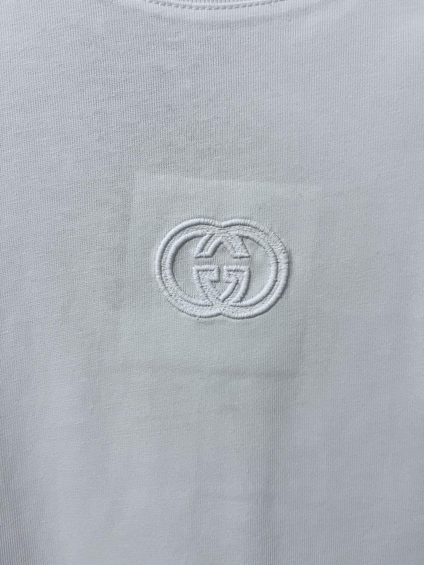 p125
🌈size:s/m/l/xl 黑/白两色 男女同款1
G家G*cci/古驰 互扣式双G刺绣贴饰开叉半袖T恤衫 经典款百搭减龄款⚠️ 纯棉制品建议干洗或反面洗衣袋包裹冷水快速机洗自然晾干
G*cci是源于意大利的时装奢侈品牌,由古驰奥·古驰在1921年于意大利佛罗伦萨创办。G*CCI品牌时装一向以高档、豪华、性感而闻名于世,以“身份与财富之象征”品牌形象成为富有上流社会的消费宠儿,一向被商界人士垂青,时尚又不失高雅。2019年10月,Interbrand发布的全球品牌百强榜排名33。是全球大牌之一