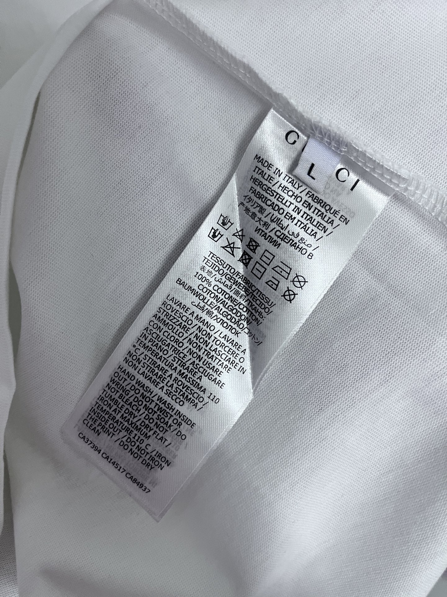 p125
🌈size:s/m/l/xl 黑/白两色 男女同款1
G家G*cci/古驰 互扣式双G刺绣贴饰开叉半袖T恤衫 经典款百搭减龄款⚠️ 纯棉制品建议干洗或反面洗衣袋包裹冷水快速机洗自然晾干
G*cci是源于意大利的时装奢侈品牌,由古驰奥·古驰在1921年于意大利佛罗伦萨创办。G*CCI品牌时装一向以高档、豪华、性感而闻名于世,以“身份与财富之象征”品牌形象成为富有上流社会的消费宠儿,一向被商界人士垂青,时尚又不失高雅。2019年10月,Interbrand发布的全球品牌百强榜排名33。是全球大牌之一