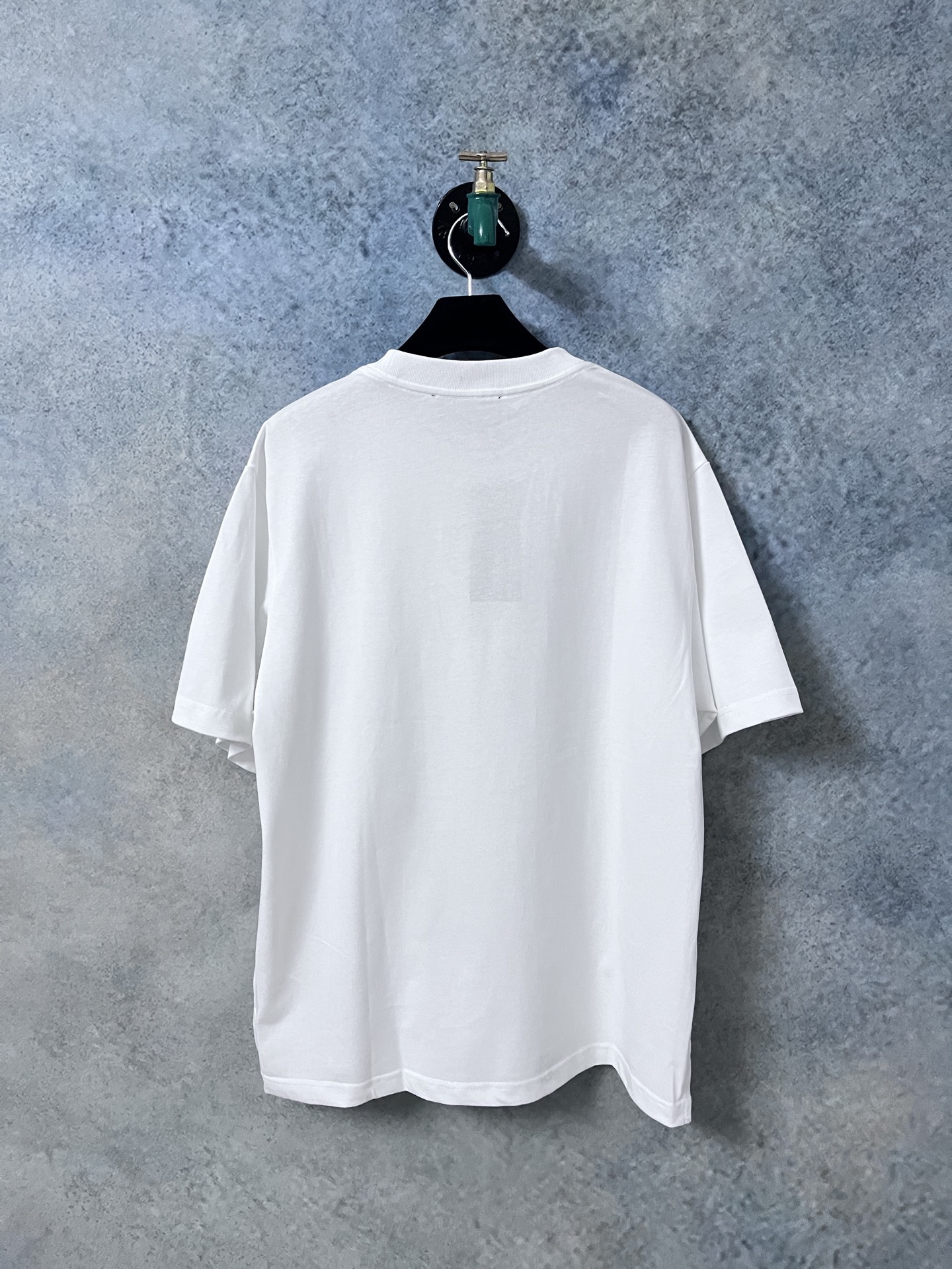 p125
🌈size:s/m/l/xl 黑/白两色 男女同款1
G家G*cci/古驰 互扣式双G刺绣贴饰开叉半袖T恤衫 经典款百搭减龄款⚠️ 纯棉制品建议干洗或反面洗衣袋包裹冷水快速机洗自然晾干
G*cci是源于意大利的时装奢侈品牌,由古驰奥·古驰在1921年于意大利佛罗伦萨创办。G*CCI品牌时装一向以高档、豪华、性感而闻名于世,以“身份与财富之象征”品牌形象成为富有上流社会的消费宠儿,一向被商界人士垂青,时尚又不失高雅。2019年10月,Interbrand发布的全球品牌百强榜排名33。是全球大牌之一
