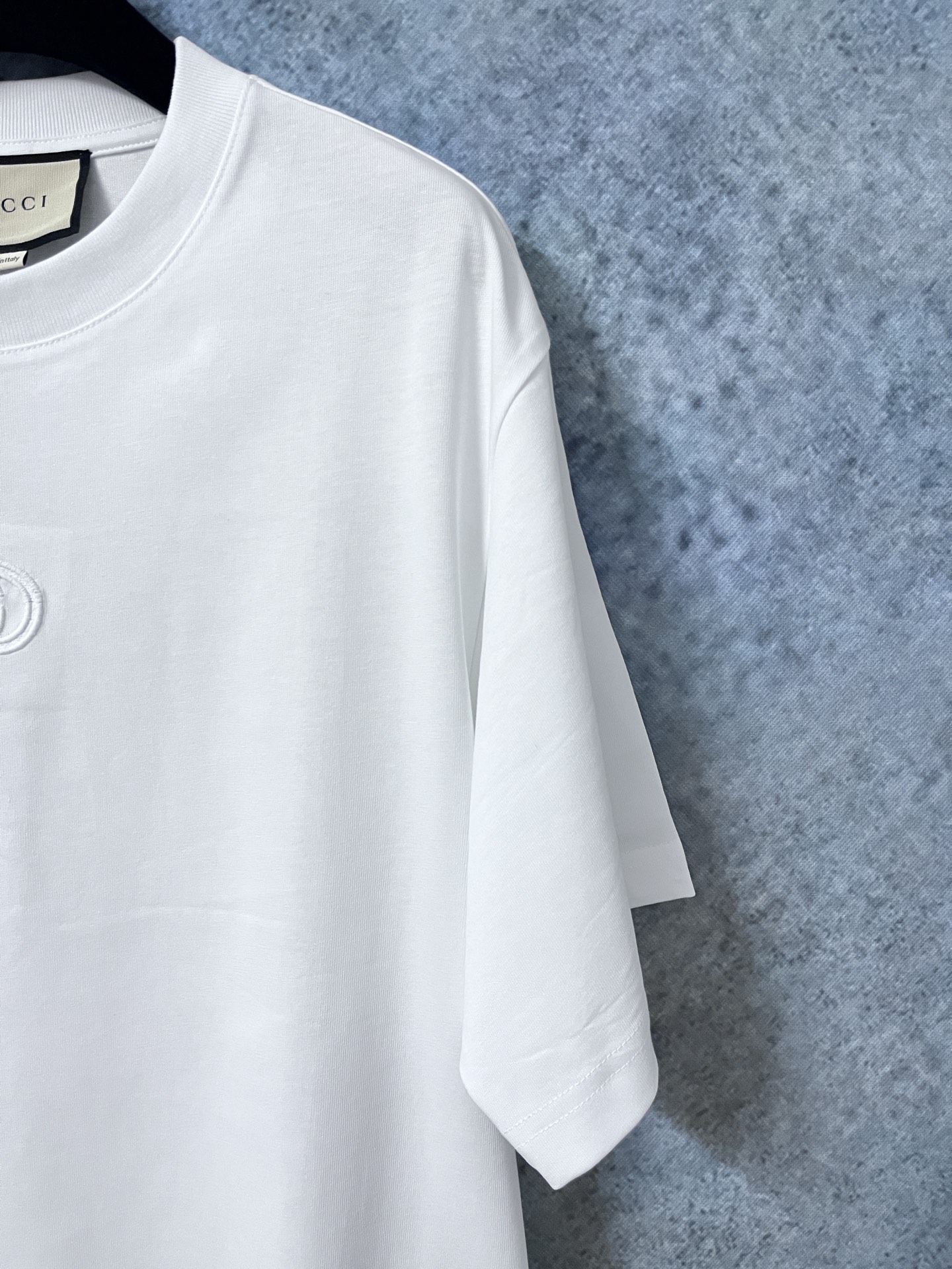 p125
🌈size:s/m/l/xl 黑/白两色 男女同款1
G家G*cci/古驰 互扣式双G刺绣贴饰开叉半袖T恤衫 经典款百搭减龄款⚠️ 纯棉制品建议干洗或反面洗衣袋包裹冷水快速机洗自然晾干
G*cci是源于意大利的时装奢侈品牌,由古驰奥·古驰在1921年于意大利佛罗伦萨创办。G*CCI品牌时装一向以高档、豪华、性感而闻名于世,以“身份与财富之象征”品牌形象成为富有上流社会的消费宠儿,一向被商界人士垂青,时尚又不失高雅。2019年10月,Interbrand发布的全球品牌百强榜排名33。是全球大牌之一