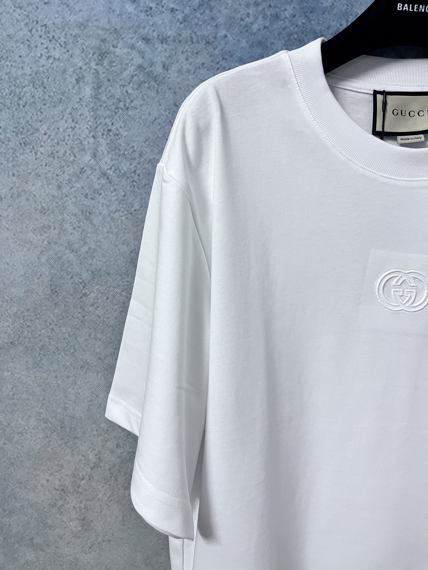 p125
🌈size:s/m/l/xl 黑/白两色 男女同款1
G家G*cci/古驰 互扣式双G刺绣贴饰开叉半袖T恤衫 经典款百搭减龄款⚠️ 纯棉制品建议干洗或反面洗衣袋包裹冷水快速机洗自然晾干
G*cci是源于意大利的时装奢侈品牌,由古驰奥·古驰在1921年于意大利佛罗伦萨创办。G*CCI品牌时装一向以高档、豪华、性感而闻名于世,以“身份与财富之象征”品牌形象成为富有上流社会的消费宠儿,一向被商界人士垂青,时尚又不失高雅。2019年10月,Interbrand发布的全球品牌百强榜排名33。是全球大牌之一