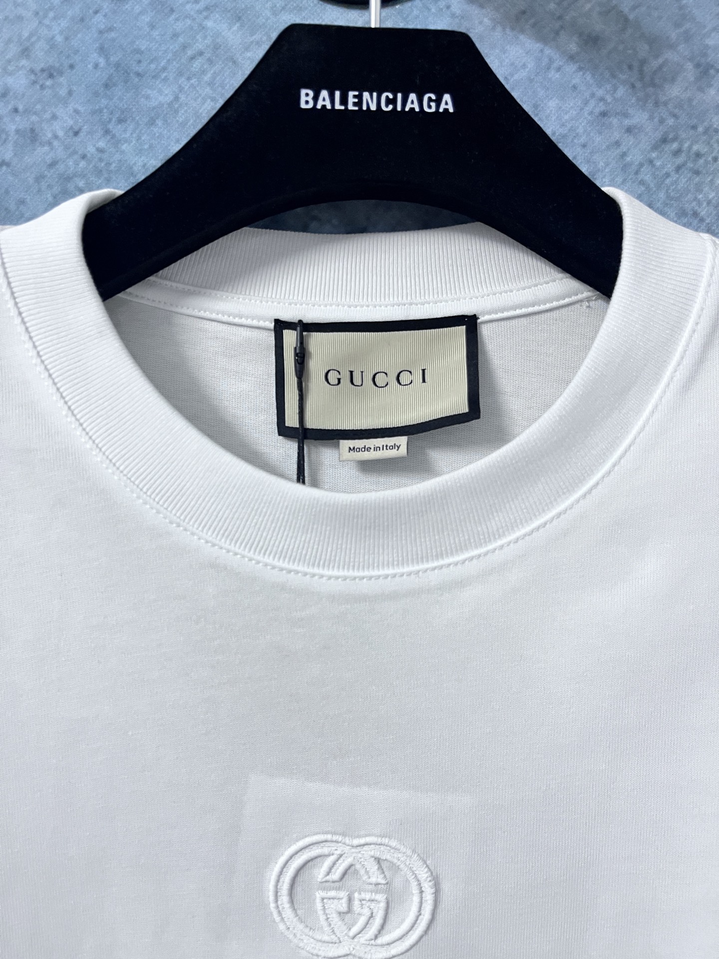p125
🌈size:s/m/l/xl 黑/白两色 男女同款1
G家G*cci/古驰 互扣式双G刺绣贴饰开叉半袖T恤衫 经典款百搭减龄款⚠️ 纯棉制品建议干洗或反面洗衣袋包裹冷水快速机洗自然晾干
G*cci是源于意大利的时装奢侈品牌,由古驰奥·古驰在1921年于意大利佛罗伦萨创办。G*CCI品牌时装一向以高档、豪华、性感而闻名于世,以“身份与财富之象征”品牌形象成为富有上流社会的消费宠儿,一向被商界人士垂青,时尚又不失高雅。2019年10月,Interbrand发布的全球品牌百强榜排名33。是全球大牌之一