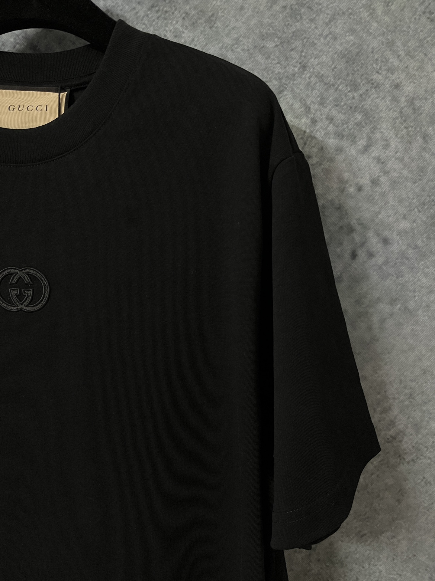 p125
🌈size:s/m/l/xl 黑/白两色 男女同款1
G家G*cci/古驰 互扣式双G刺绣贴饰开叉半袖T恤衫 经典款百搭减龄款⚠️ 纯棉制品建议干洗或反面洗衣袋包裹冷水快速机洗自然晾干
G*cci是源于意大利的时装奢侈品牌,由古驰奥·古驰在1921年于意大利佛罗伦萨创办。G*CCI品牌时装一向以高档、豪华、性感而闻名于世,以“身份与财富之象征”品牌形象成为富有上流社会的消费宠儿,一向被商界人士垂青,时尚又不失高雅。2019年10月,Interbrand发布的全球品牌百强榜排名33。是全球大牌之一