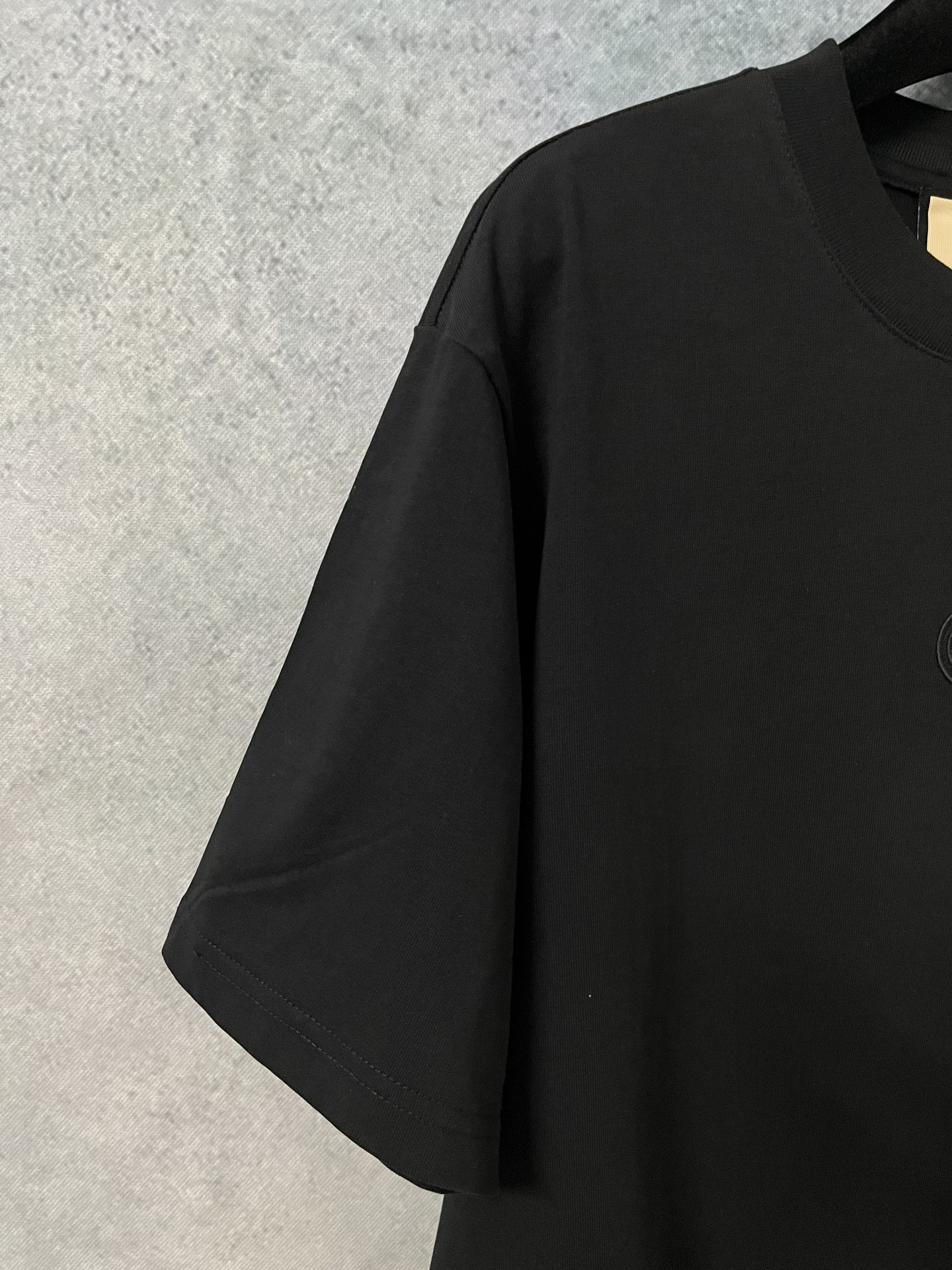p125
🌈size:s/m/l/xl 黑/白两色 男女同款1
G家G*cci/古驰 互扣式双G刺绣贴饰开叉半袖T恤衫 经典款百搭减龄款⚠️ 纯棉制品建议干洗或反面洗衣袋包裹冷水快速机洗自然晾干
G*cci是源于意大利的时装奢侈品牌,由古驰奥·古驰在1921年于意大利佛罗伦萨创办。G*CCI品牌时装一向以高档、豪华、性感而闻名于世,以“身份与财富之象征”品牌形象成为富有上流社会的消费宠儿,一向被商界人士垂青,时尚又不失高雅。2019年10月,Interbrand发布的全球品牌百强榜排名33。是全球大牌之一