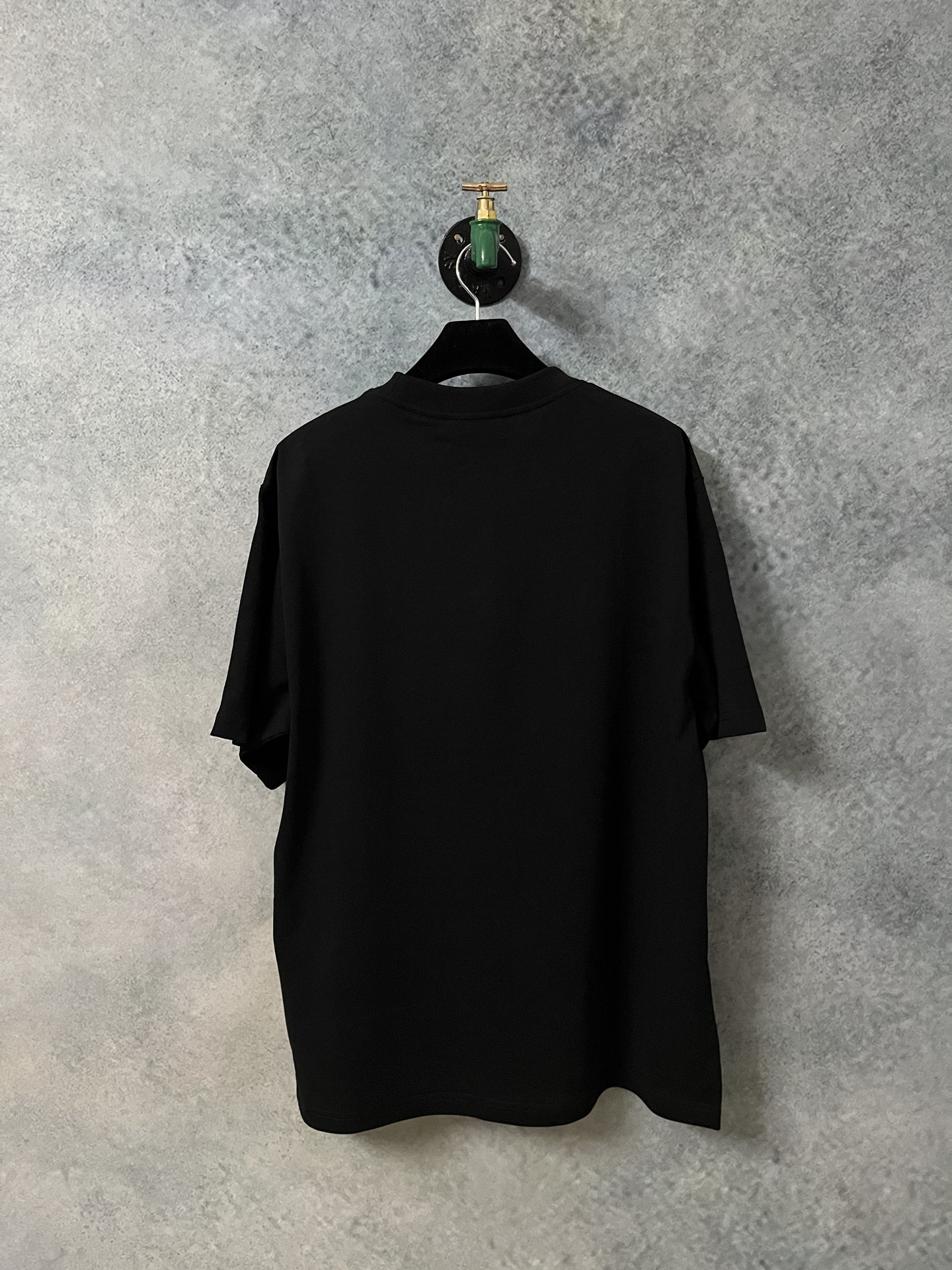 p125
🌈size:s/m/l/xl 黑/白两色 男女同款1
G家G*cci/古驰 互扣式双G刺绣贴饰开叉半袖T恤衫 经典款百搭减龄款⚠️ 纯棉制品建议干洗或反面洗衣袋包裹冷水快速机洗自然晾干
G*cci是源于意大利的时装奢侈品牌,由古驰奥·古驰在1921年于意大利佛罗伦萨创办。G*CCI品牌时装一向以高档、豪华、性感而闻名于世,以“身份与财富之象征”品牌形象成为富有上流社会的消费宠儿,一向被商界人士垂青,时尚又不失高雅。2019年10月,Interbrand发布的全球品牌百强榜排名33。是全球大牌之一