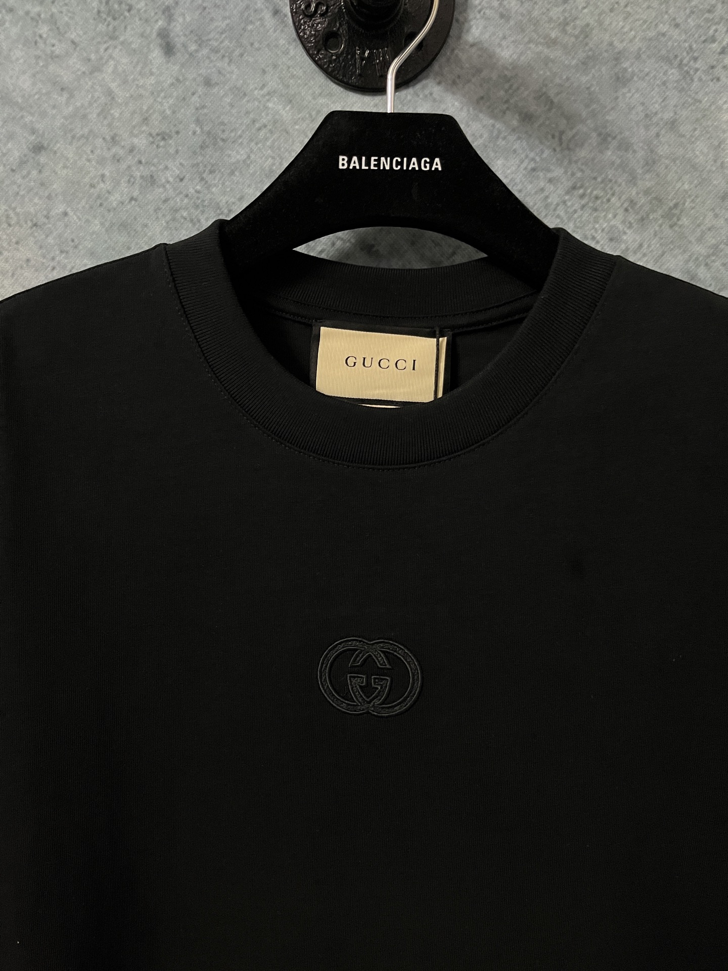 p125
🌈size:s/m/l/xl 黑/白两色 男女同款1
G家G*cci/古驰 互扣式双G刺绣贴饰开叉半袖T恤衫 经典款百搭减龄款⚠️ 纯棉制品建议干洗或反面洗衣袋包裹冷水快速机洗自然晾干
G*cci是源于意大利的时装奢侈品牌,由古驰奥·古驰在1921年于意大利佛罗伦萨创办。G*CCI品牌时装一向以高档、豪华、性感而闻名于世,以“身份与财富之象征”品牌形象成为富有上流社会的消费宠儿,一向被商界人士垂青,时尚又不失高雅。2019年10月,Interbrand发布的全球品牌百强榜排名33。是全球大牌之一