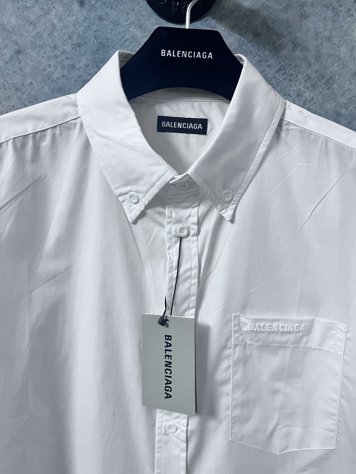 上新P185
原版开发,顶级版本
Balenciaga新款巴黎世家衬衫25ss早春款春夏新品薄款衬衣衬衫巴黎世家25新款|红色签字胶带短袖衬衫】夏日焦点预警!✨宝子们👀巴黎世家2025春夏系列又双叒叕放大招了!这件红色签字胶带短袖衬衫,简直就是「叛逆与优雅」的教科书级融合~🔥🌟 设计亮点拆解大胆红黑碰撞:正红色基底+黑色签字胶带图案,瞬间打破常规衬衫的沉闷感,穿上就是人群里的「行走信号灯」!解构主义细节:袖口不对称撕边+领口隐藏式磁扣,把“随意”穿成高级态度,慵懒中透着精致。面料黑科技:100%意大利丝光棉,触感像云朵☁️却比纸片还透气,30度高温天穿也不闷汗!📸 拍照姿势速成班宽松版型
黑色 白色
尺码 36码 38码 40码 42码