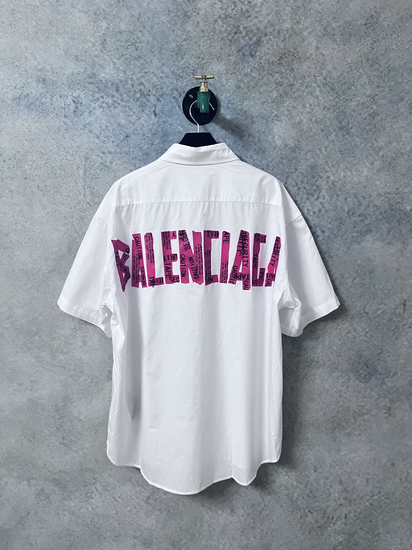 上新P185
原版开发,顶级版本
Balenciaga新款巴黎世家衬衫25ss早春款春夏新品薄款衬衣衬衫巴黎世家25新款|红色签字胶带短袖衬衫】夏日焦点预警!✨宝子们👀巴黎世家2025春夏系列又双叒叕放大招了!这件红色签字胶带短袖衬衫,简直就是「叛逆与优雅」的教科书级融合~🔥🌟 设计亮点拆解大胆红黑碰撞:正红色基底+黑色签字胶带图案,瞬间打破常规衬衫的沉闷感,穿上就是人群里的「行走信号灯」!解构主义细节:袖口不对称撕边+领口隐藏式磁扣,把“随意”穿成高级态度,慵懒中透着精致。面料黑科技:100%意大利丝光棉,触感像云朵☁️却比纸片还透气,30度高温天穿也不闷汗!📸 拍照姿势速成班宽松版型
黑色 白色
尺码 36码 38码 40码 42码