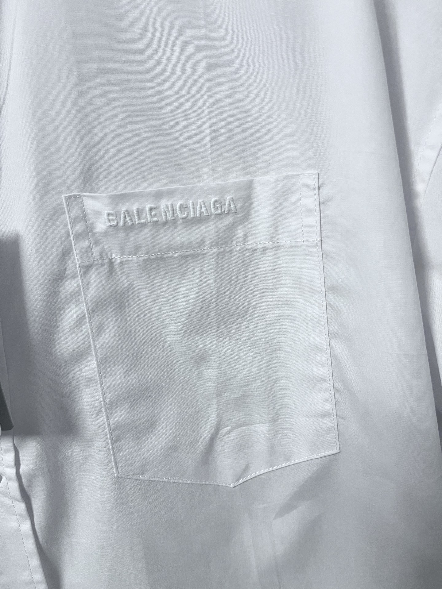 上新P185
原版开发,顶级版本
Balenciaga新款巴黎世家衬衫25ss早春款春夏新品薄款衬衣衬衫巴黎世家25新款|红色签字胶带短袖衬衫】夏日焦点预警!✨宝子们👀巴黎世家2025春夏系列又双叒叕放大招了!这件红色签字胶带短袖衬衫,简直就是「叛逆与优雅」的教科书级融合~🔥🌟 设计亮点拆解大胆红黑碰撞:正红色基底+黑色签字胶带图案,瞬间打破常规衬衫的沉闷感,穿上就是人群里的「行走信号灯」!解构主义细节:袖口不对称撕边+领口隐藏式磁扣,把“随意”穿成高级态度,慵懒中透着精致。面料黑科技:100%意大利丝光棉,触感像云朵☁️却比纸片还透气,30度高温天穿也不闷汗!📸 拍照姿势速成班宽松版型
黑色 白色
尺码 36码 38码 40码 42码