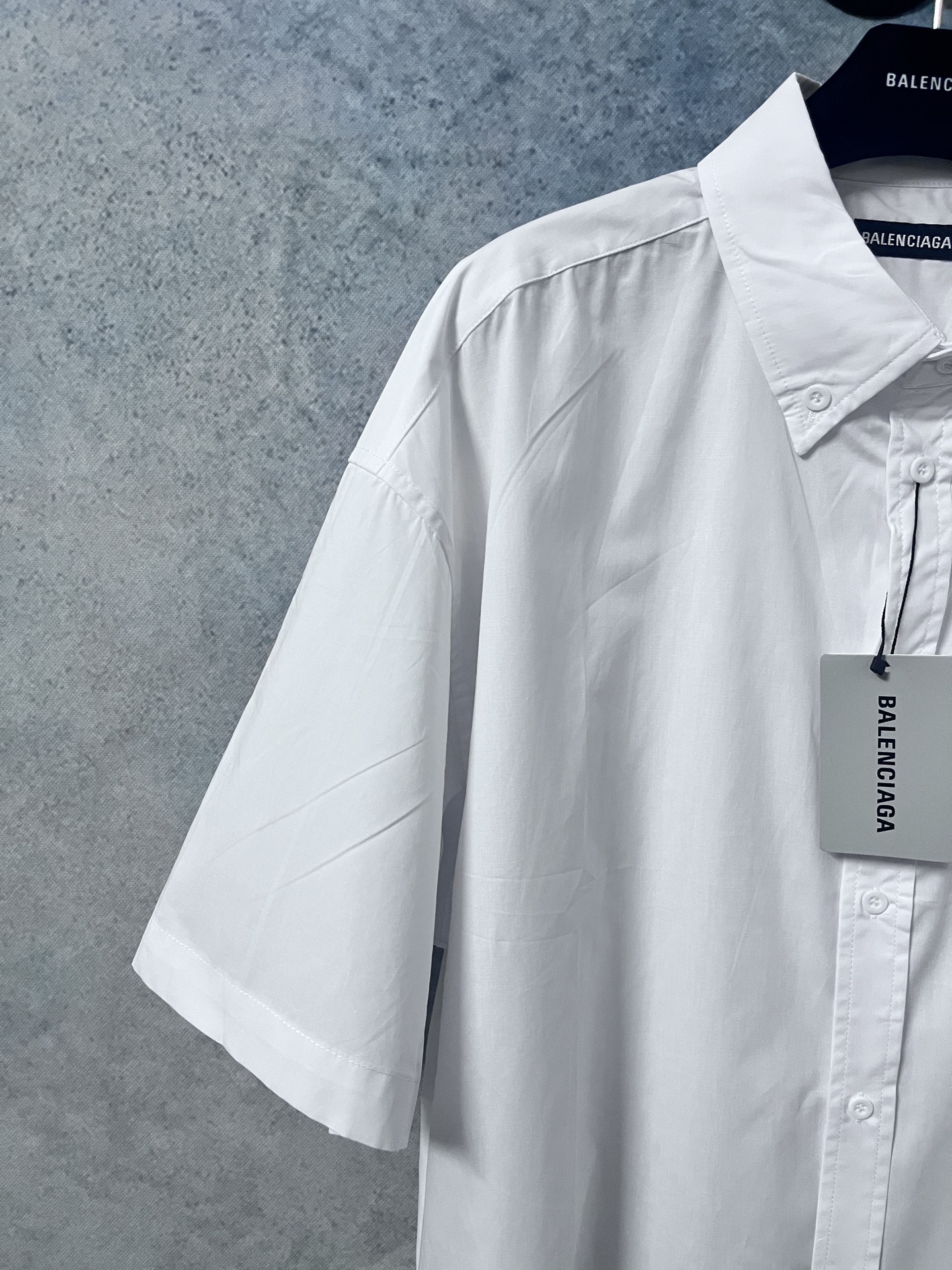 上新P185
原版开发,顶级版本
Balenciaga新款巴黎世家衬衫25ss早春款春夏新品薄款衬衣衬衫巴黎世家25新款|红色签字胶带短袖衬衫】夏日焦点预警!✨宝子们👀巴黎世家2025春夏系列又双叒叕放大招了!这件红色签字胶带短袖衬衫,简直就是「叛逆与优雅」的教科书级融合~🔥🌟 设计亮点拆解大胆红黑碰撞:正红色基底+黑色签字胶带图案,瞬间打破常规衬衫的沉闷感,穿上就是人群里的「行走信号灯」!解构主义细节:袖口不对称撕边+领口隐藏式磁扣,把“随意”穿成高级态度,慵懒中透着精致。面料黑科技:100%意大利丝光棉,触感像云朵☁️却比纸片还透气,30度高温天穿也不闷汗!📸 拍照姿势速成班宽松版型
黑色 白色
尺码 36码 38码 40码 42码