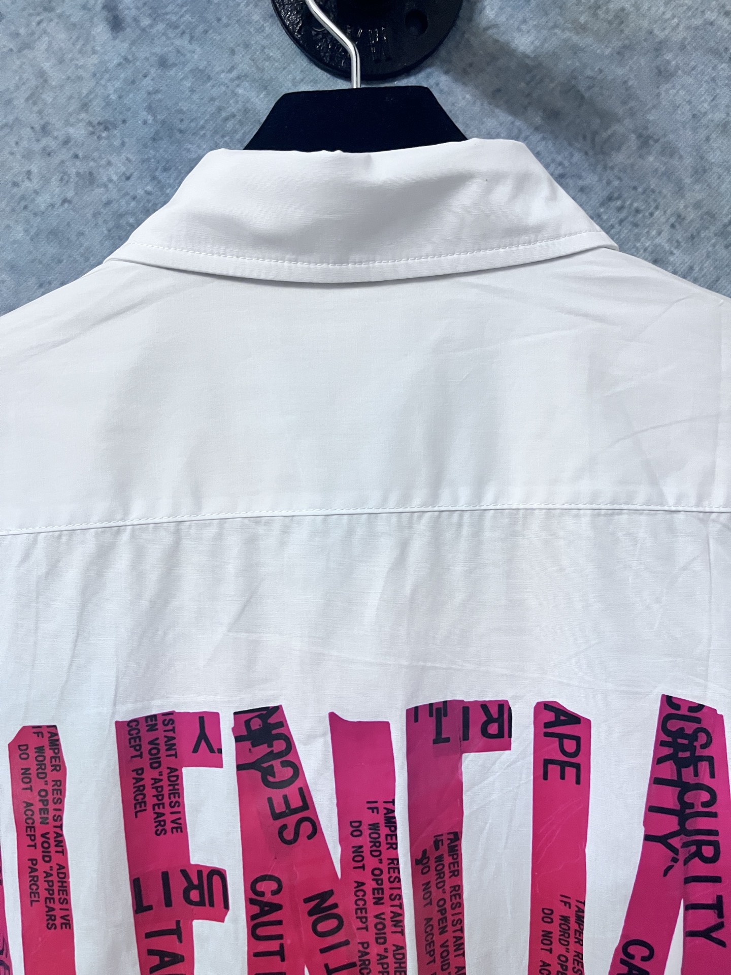 上新P185
原版开发,顶级版本
Balenciaga新款巴黎世家衬衫25ss早春款春夏新品薄款衬衣衬衫巴黎世家25新款|红色签字胶带短袖衬衫】夏日焦点预警!✨宝子们👀巴黎世家2025春夏系列又双叒叕放大招了!这件红色签字胶带短袖衬衫,简直就是「叛逆与优雅」的教科书级融合~🔥🌟 设计亮点拆解大胆红黑碰撞:正红色基底+黑色签字胶带图案,瞬间打破常规衬衫的沉闷感,穿上就是人群里的「行走信号灯」!解构主义细节:袖口不对称撕边+领口隐藏式磁扣,把“随意”穿成高级态度,慵懒中透着精致。面料黑科技:100%意大利丝光棉,触感像云朵☁️却比纸片还透气,30度高温天穿也不闷汗!📸 拍照姿势速成班宽松版型
黑色 白色
尺码 36码 38码 40码 42码
