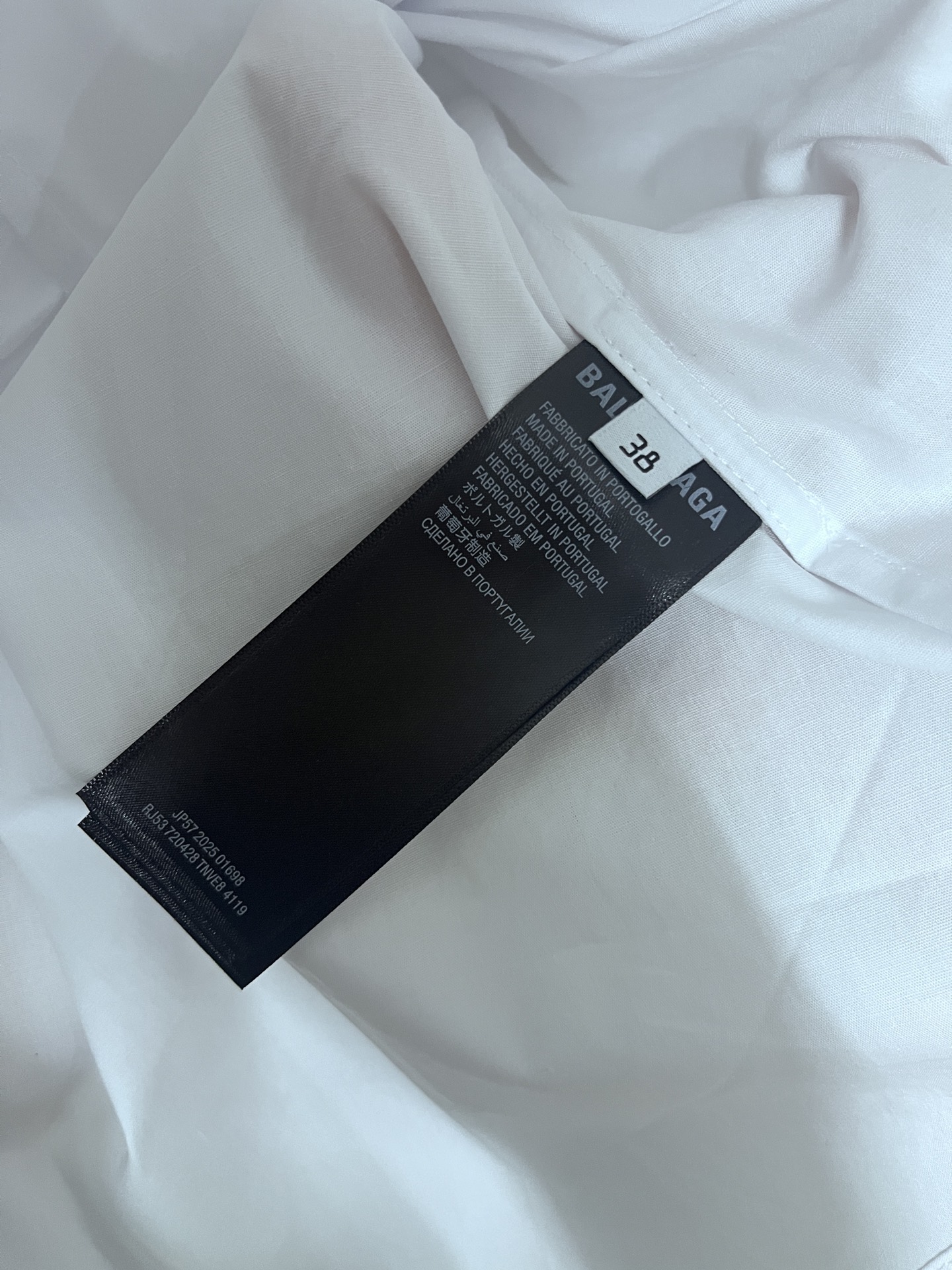 上新P185
原版开发,顶级版本
Balenciaga新款巴黎世家衬衫25ss早春款春夏新品薄款衬衣衬衫巴黎世家25新款|红色签字胶带短袖衬衫】夏日焦点预警!✨宝子们👀巴黎世家2025春夏系列又双叒叕放大招了!这件红色签字胶带短袖衬衫,简直就是「叛逆与优雅」的教科书级融合~🔥🌟 设计亮点拆解大胆红黑碰撞:正红色基底+黑色签字胶带图案,瞬间打破常规衬衫的沉闷感,穿上就是人群里的「行走信号灯」!解构主义细节:袖口不对称撕边+领口隐藏式磁扣,把“随意”穿成高级态度,慵懒中透着精致。面料黑科技:100%意大利丝光棉,触感像云朵☁️却比纸片还透气,30度高温天穿也不闷汗!📸 拍照姿势速成班宽松版型
黑色 白色
尺码 36码 38码 40码 42码