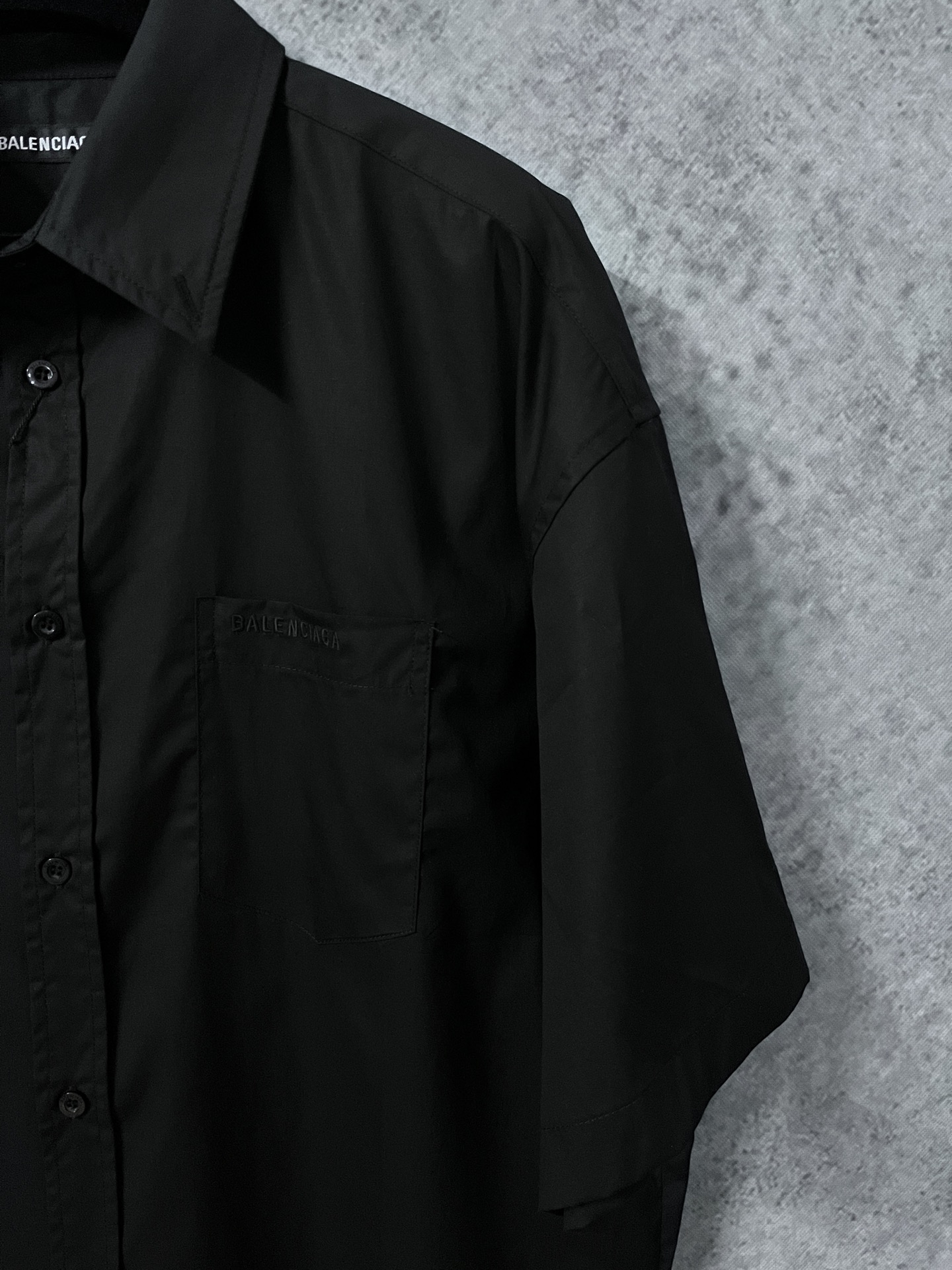 上新P185
原版开发,顶级版本
Balenciaga新款巴黎世家衬衫25ss早春款春夏新品薄款衬衣衬衫巴黎世家25新款|红色签字胶带短袖衬衫】夏日焦点预警!✨宝子们👀巴黎世家2025春夏系列又双叒叕放大招了!这件红色签字胶带短袖衬衫,简直就是「叛逆与优雅」的教科书级融合~🔥🌟 设计亮点拆解大胆红黑碰撞:正红色基底+黑色签字胶带图案,瞬间打破常规衬衫的沉闷感,穿上就是人群里的「行走信号灯」!解构主义细节:袖口不对称撕边+领口隐藏式磁扣,把“随意”穿成高级态度,慵懒中透着精致。面料黑科技:100%意大利丝光棉,触感像云朵☁️却比纸片还透气,30度高温天穿也不闷汗!📸 拍照姿势速成班宽松版型
黑色 白色
尺码 36码 38码 40码 42码