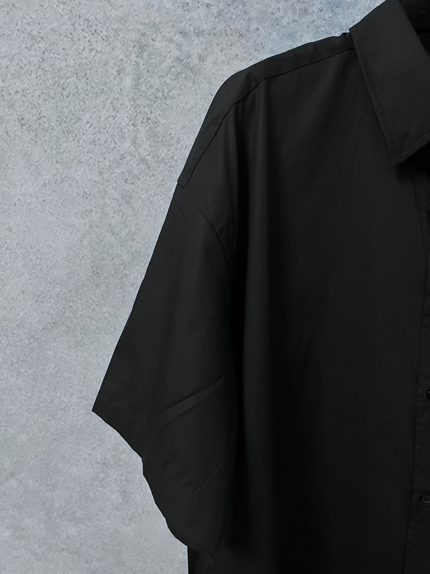 上新P185
原版开发,顶级版本
Balenciaga新款巴黎世家衬衫25ss早春款春夏新品薄款衬衣衬衫巴黎世家25新款|红色签字胶带短袖衬衫】夏日焦点预警!✨宝子们👀巴黎世家2025春夏系列又双叒叕放大招了!这件红色签字胶带短袖衬衫,简直就是「叛逆与优雅」的教科书级融合~🔥🌟 设计亮点拆解大胆红黑碰撞:正红色基底+黑色签字胶带图案,瞬间打破常规衬衫的沉闷感,穿上就是人群里的「行走信号灯」!解构主义细节:袖口不对称撕边+领口隐藏式磁扣,把“随意”穿成高级态度,慵懒中透着精致。面料黑科技:100%意大利丝光棉,触感像云朵☁️却比纸片还透气,30度高温天穿也不闷汗!📸 拍照姿势速成班宽松版型
黑色 白色
尺码 36码 38码 40码 42码