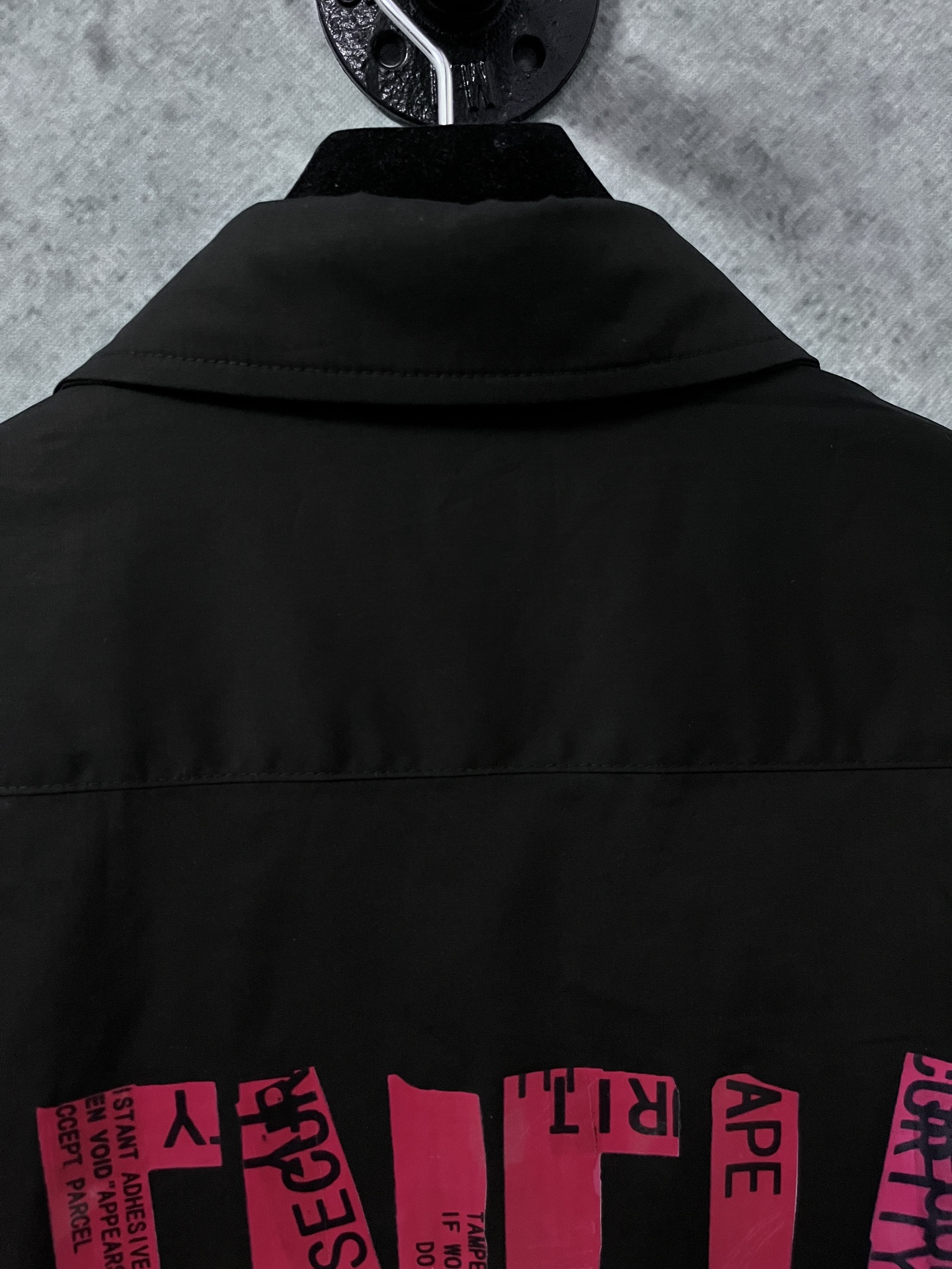 上新P185
原版开发,顶级版本
Balenciaga新款巴黎世家衬衫25ss早春款春夏新品薄款衬衣衬衫巴黎世家25新款|红色签字胶带短袖衬衫】夏日焦点预警!✨宝子们👀巴黎世家2025春夏系列又双叒叕放大招了!这件红色签字胶带短袖衬衫,简直就是「叛逆与优雅」的教科书级融合~🔥🌟 设计亮点拆解大胆红黑碰撞:正红色基底+黑色签字胶带图案,瞬间打破常规衬衫的沉闷感,穿上就是人群里的「行走信号灯」!解构主义细节:袖口不对称撕边+领口隐藏式磁扣,把“随意”穿成高级态度,慵懒中透着精致。面料黑科技:100%意大利丝光棉,触感像云朵☁️却比纸片还透气,30度高温天穿也不闷汗!📸 拍照姿势速成班宽松版型
黑色 白色
尺码 36码 38码 40码 42码