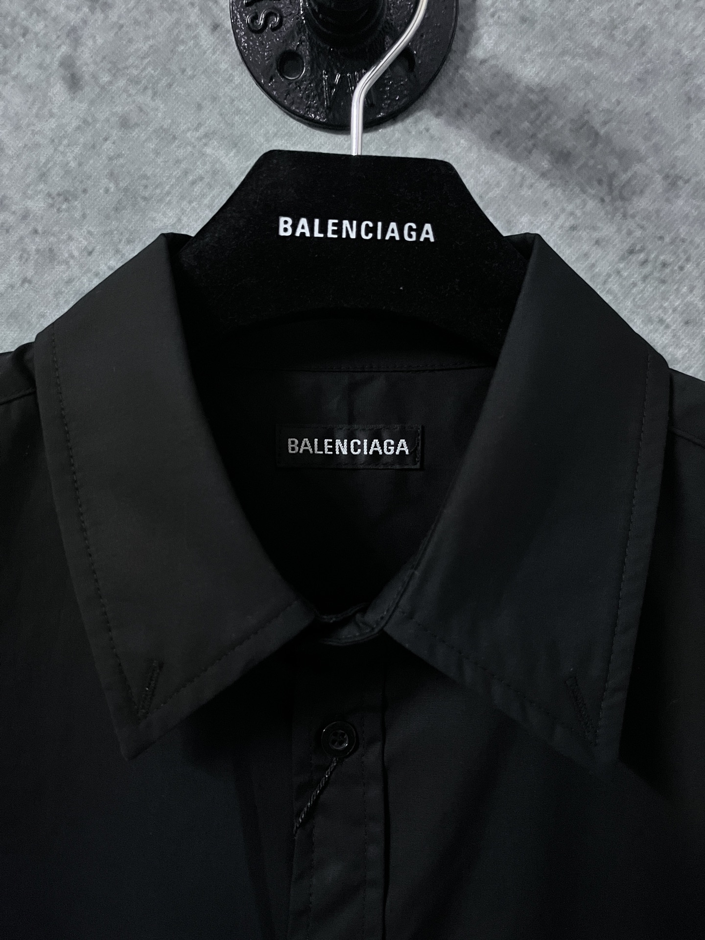 上新P185
原版开发,顶级版本
Balenciaga新款巴黎世家衬衫25ss早春款春夏新品薄款衬衣衬衫巴黎世家25新款|红色签字胶带短袖衬衫】夏日焦点预警!✨宝子们👀巴黎世家2025春夏系列又双叒叕放大招了!这件红色签字胶带短袖衬衫,简直就是「叛逆与优雅」的教科书级融合~🔥🌟 设计亮点拆解大胆红黑碰撞:正红色基底+黑色签字胶带图案,瞬间打破常规衬衫的沉闷感,穿上就是人群里的「行走信号灯」!解构主义细节:袖口不对称撕边+领口隐藏式磁扣,把“随意”穿成高级态度,慵懒中透着精致。面料黑科技:100%意大利丝光棉,触感像云朵☁️却比纸片还透气,30度高温天穿也不闷汗!📸 拍照姿势速成班宽松版型
黑色 白色
尺码 36码 38码 40码 42码
