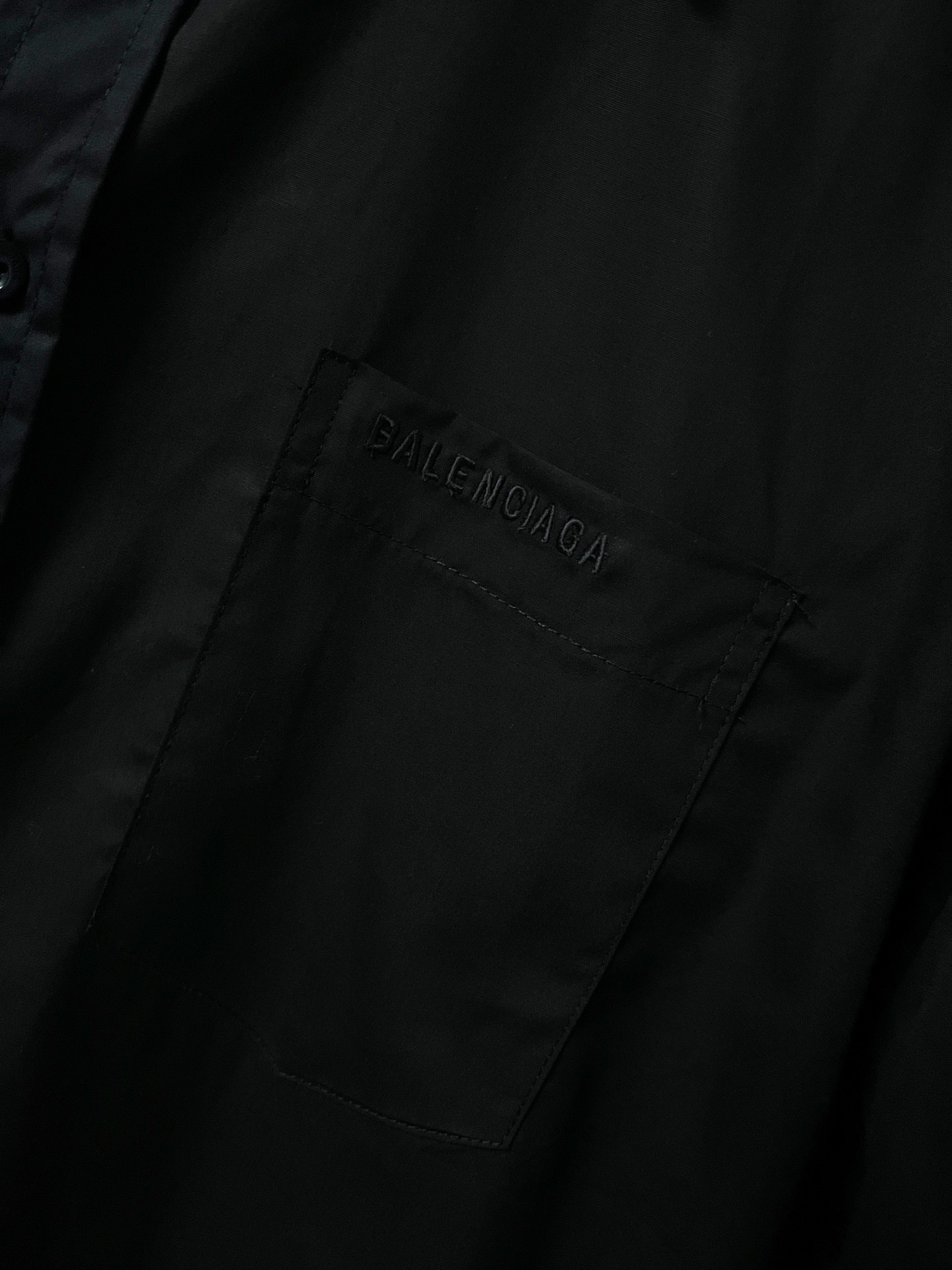 上新P185
原版开发,顶级版本
Balenciaga新款巴黎世家衬衫25ss早春款春夏新品薄款衬衣衬衫巴黎世家25新款|红色签字胶带短袖衬衫】夏日焦点预警!✨宝子们👀巴黎世家2025春夏系列又双叒叕放大招了!这件红色签字胶带短袖衬衫,简直就是「叛逆与优雅」的教科书级融合~🔥🌟 设计亮点拆解大胆红黑碰撞:正红色基底+黑色签字胶带图案,瞬间打破常规衬衫的沉闷感,穿上就是人群里的「行走信号灯」!解构主义细节:袖口不对称撕边+领口隐藏式磁扣,把“随意”穿成高级态度,慵懒中透着精致。面料黑科技:100%意大利丝光棉,触感像云朵☁️却比纸片还透气,30度高温天穿也不闷汗!📸 拍照姿势速成班宽松版型
黑色 白色
尺码 36码 38码 40码 42码