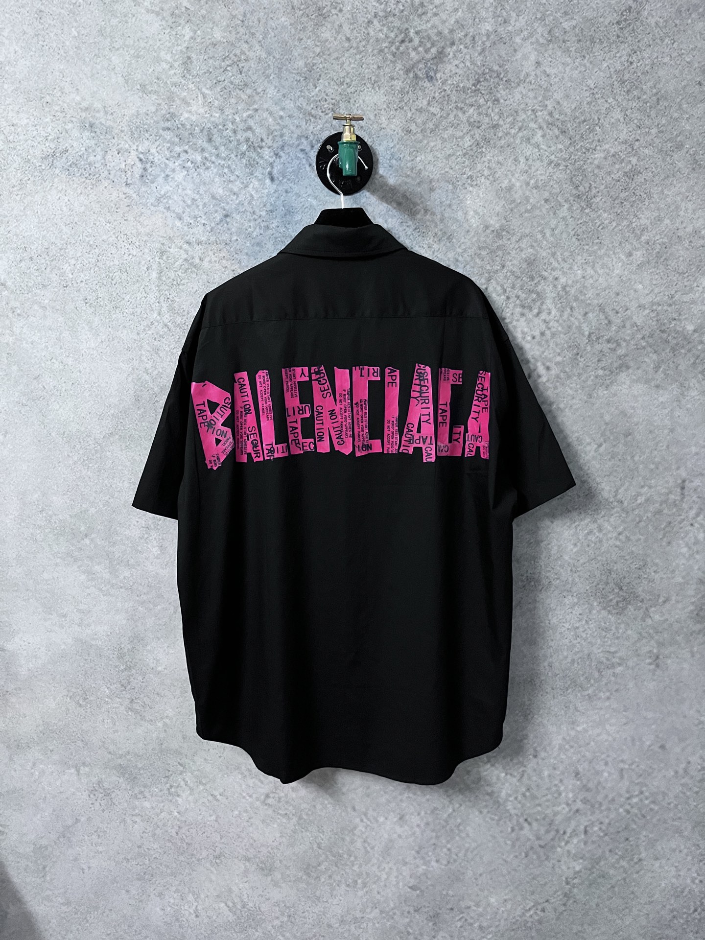 上新P185
原版开发,顶级版本
Balenciaga新款巴黎世家衬衫25ss早春款春夏新品薄款衬衣衬衫巴黎世家25新款|红色签字胶带短袖衬衫】夏日焦点预警!✨宝子们👀巴黎世家2025春夏系列又双叒叕放大招了!这件红色签字胶带短袖衬衫,简直就是「叛逆与优雅」的教科书级融合~🔥🌟 设计亮点拆解大胆红黑碰撞:正红色基底+黑色签字胶带图案,瞬间打破常规衬衫的沉闷感,穿上就是人群里的「行走信号灯」!解构主义细节:袖口不对称撕边+领口隐藏式磁扣,把“随意”穿成高级态度,慵懒中透着精致。面料黑科技:100%意大利丝光棉,触感像云朵☁️却比纸片还透气,30度高温天穿也不闷汗!📸 拍照姿势速成班宽松版型
黑色 白色
尺码 36码 38码 40码 42码