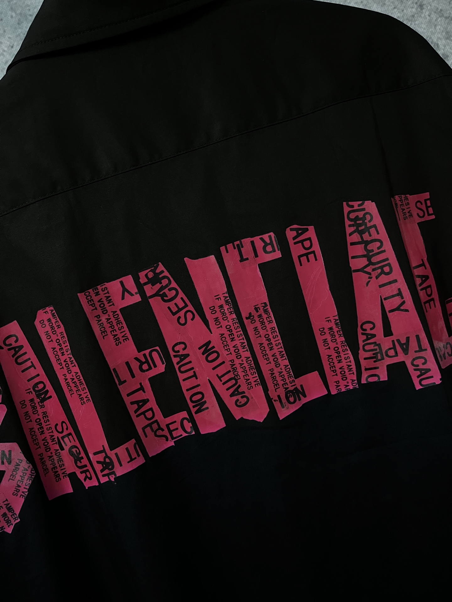 上新P185
原版开发,顶级版本
Balenciaga新款巴黎世家衬衫25ss早春款春夏新品薄款衬衣衬衫巴黎世家25新款|红色签字胶带短袖衬衫】夏日焦点预警!✨宝子们👀巴黎世家2025春夏系列又双叒叕放大招了!这件红色签字胶带短袖衬衫,简直就是「叛逆与优雅」的教科书级融合~🔥🌟 设计亮点拆解大胆红黑碰撞:正红色基底+黑色签字胶带图案,瞬间打破常规衬衫的沉闷感,穿上就是人群里的「行走信号灯」!解构主义细节:袖口不对称撕边+领口隐藏式磁扣,把“随意”穿成高级态度,慵懒中透着精致。面料黑科技:100%意大利丝光棉,触感像云朵☁️却比纸片还透气,30度高温天穿也不闷汗!📸 拍照姿势速成班宽松版型
黑色 白色
尺码 36码 38码 40码 42码
