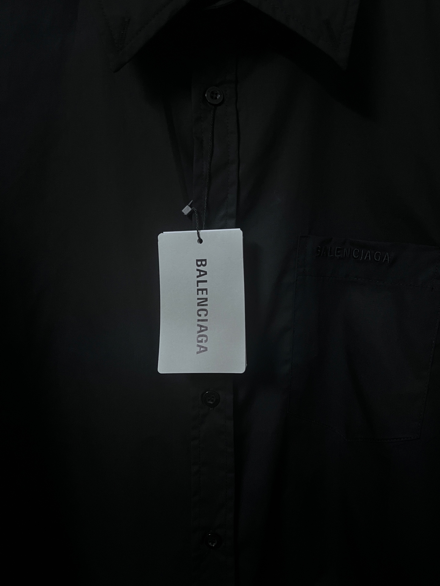 上新P185
原版开发,顶级版本
Balenciaga新款巴黎世家衬衫25ss早春款春夏新品薄款衬衣衬衫巴黎世家25新款|红色签字胶带短袖衬衫】夏日焦点预警!✨宝子们👀巴黎世家2025春夏系列又双叒叕放大招了!这件红色签字胶带短袖衬衫,简直就是「叛逆与优雅」的教科书级融合~🔥🌟 设计亮点拆解大胆红黑碰撞:正红色基底+黑色签字胶带图案,瞬间打破常规衬衫的沉闷感,穿上就是人群里的「行走信号灯」!解构主义细节:袖口不对称撕边+领口隐藏式磁扣,把“随意”穿成高级态度,慵懒中透着精致。面料黑科技:100%意大利丝光棉,触感像云朵☁️却比纸片还透气,30度高温天穿也不闷汗!📸 拍照姿势速成班宽松版型
黑色 白色
尺码 36码 38码 40码 42码