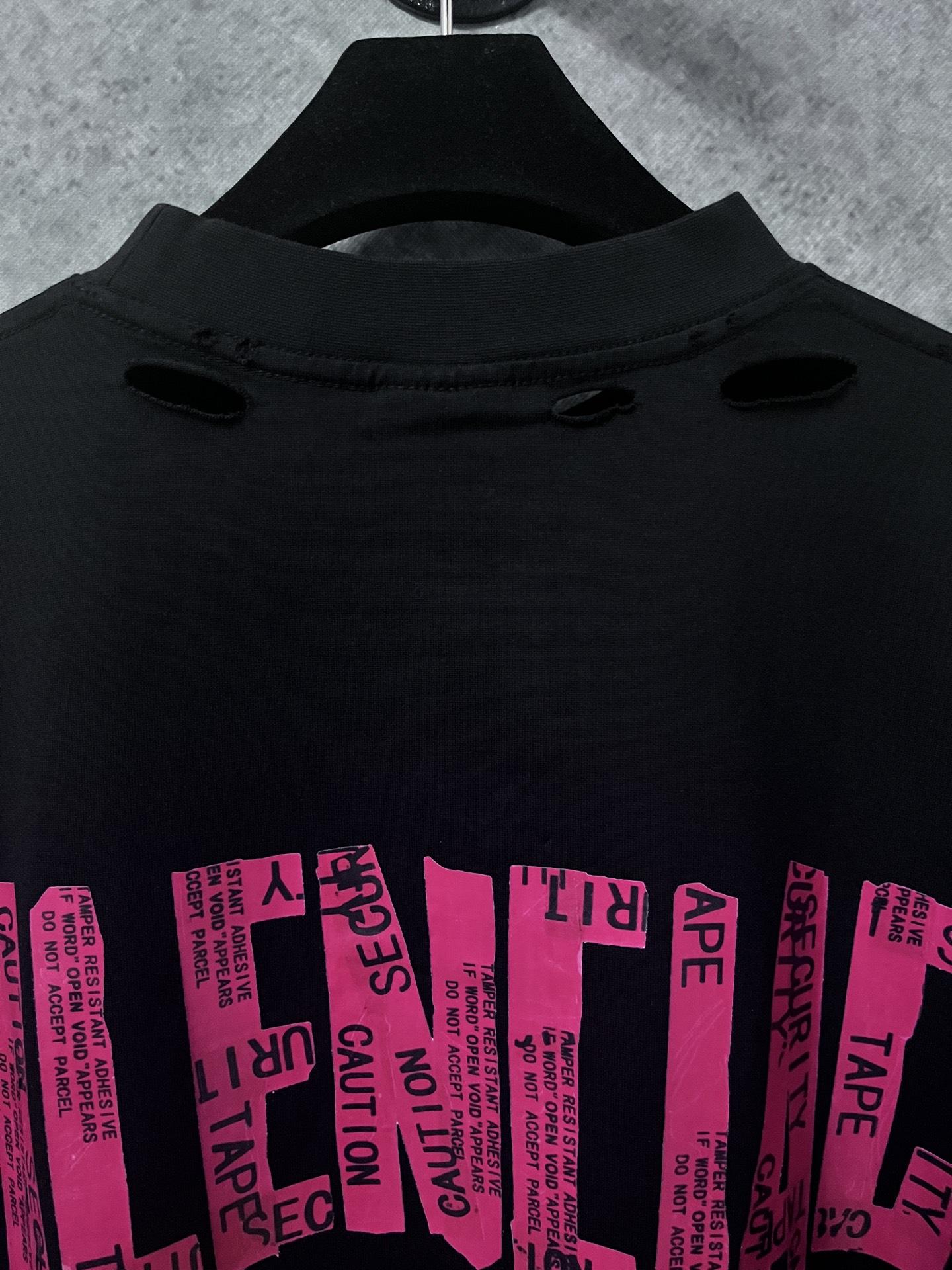 P 155
原版开发,顶级版本
balenciaga巴黎世家 新款胶带短袖
原版衣服都是做过喷马骝工艺 买现成布颜色会不均匀 出现一条一条很明显的痕迹 印花细节比较多需要一点点抠 从打色到上肤面浆再烘干半小时一次 足足13次调色可以说是调色天花板了耗费5个小时 每一件都需要人工点位破洞 按原版破洞 不随意破洞 ,权威版本,随意对比市面任何品质。
SIZE:1-4码