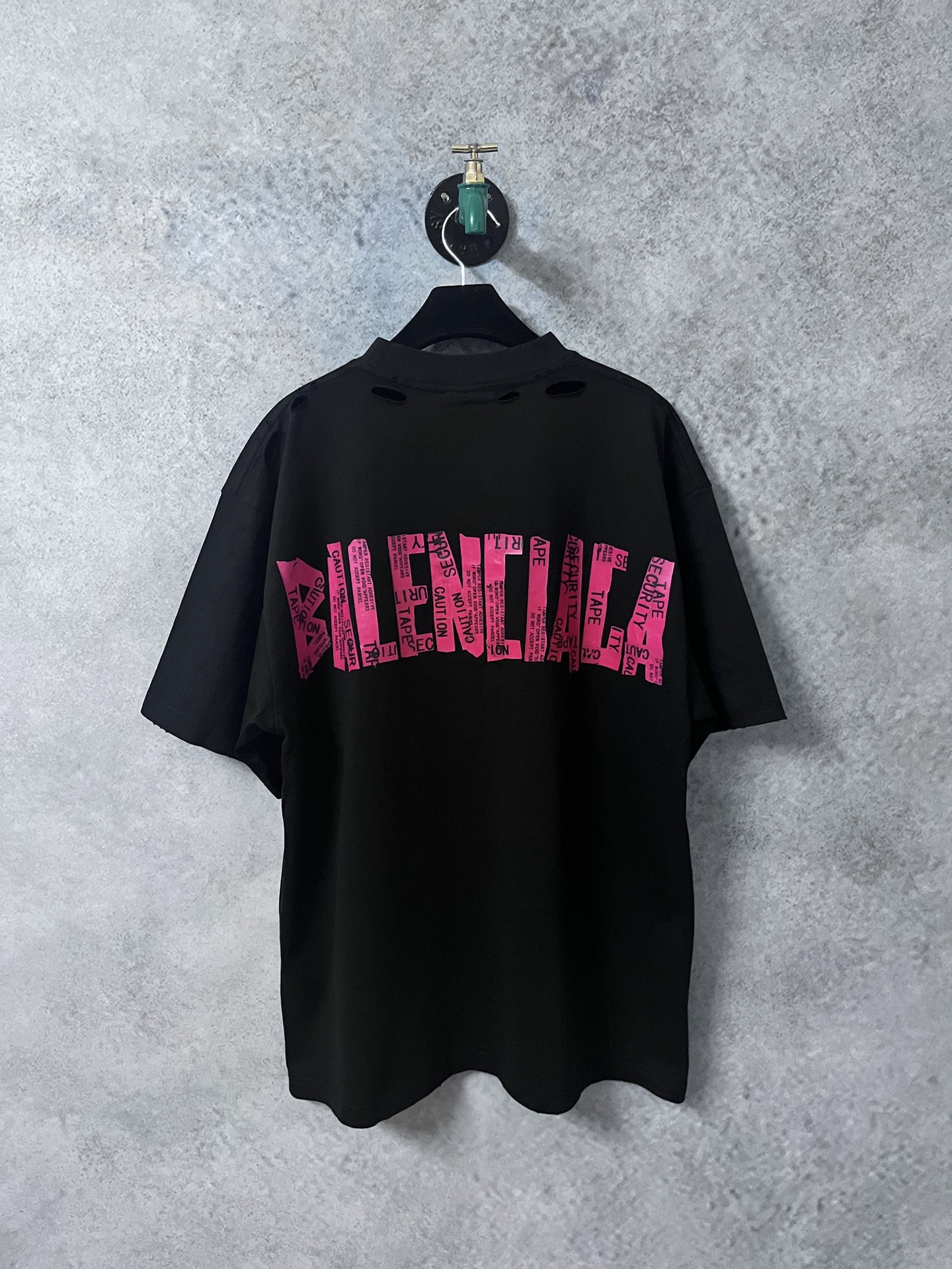 P 155
原版开发,顶级版本
balenciaga巴黎世家 新款胶带短袖
原版衣服都是做过喷马骝工艺 买现成布颜色会不均匀 出现一条一条很明显的痕迹 印花细节比较多需要一点点抠 从打色到上肤面浆再烘干半小时一次 足足13次调色可以说是调色天花板了耗费5个小时 每一件都需要人工点位破洞 按原版破洞 不随意破洞 ,权威版本,随意对比市面任何品质。
SIZE:1-4码